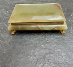 Magnifique boîte à bijoux du milieu du vingtième siècle en marbre onyx vert et laiton