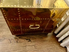 Cassapanca o tavolino a 2 cassetti in ottone della metà del XX secolo di Sarried Ltd.