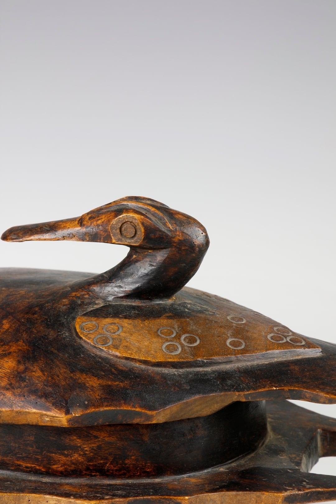 Mid-Twentieth Century Finely Carved Food Bowl Depicting Two Ducks In Good Condition For Sale In London, GB