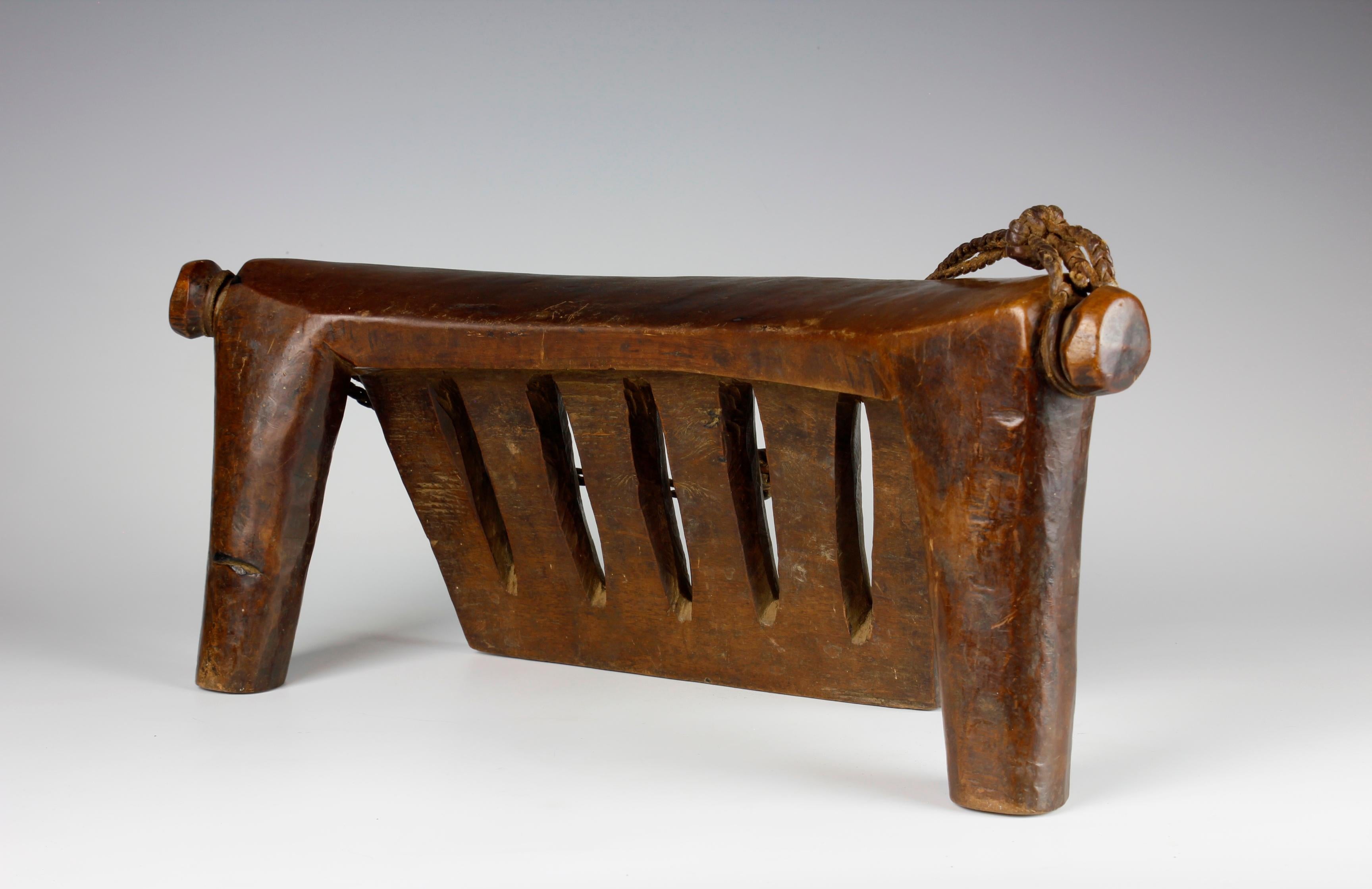 Sculpté Appui-tête en forme d'animal du milieu du Twentieth Century en vente