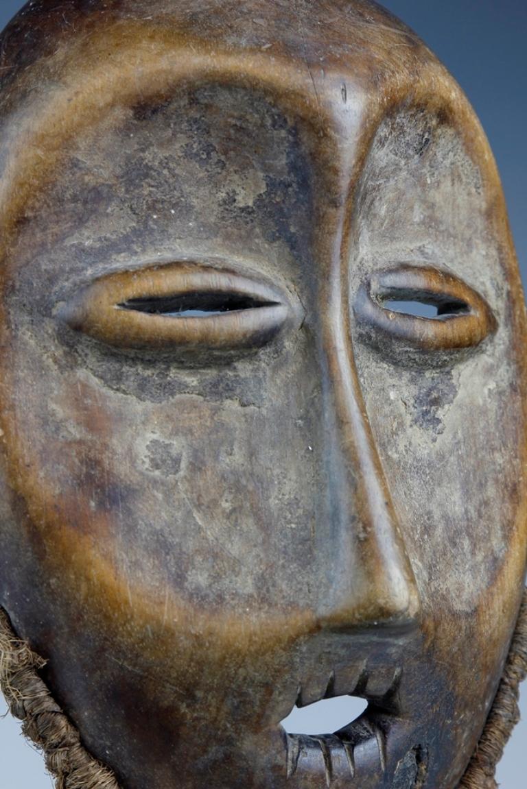 Mid-Twentieth Century 'Idimu' Mask In Good Condition For Sale In London, GB