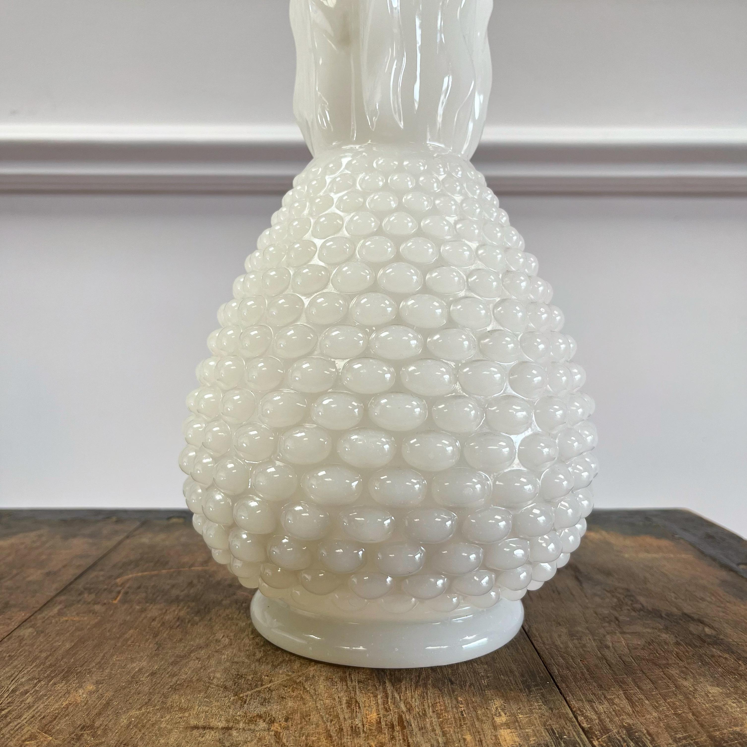 Milieu du XXe siècle Vase à lys en opaline du milieu du Twentieth siècle en vente