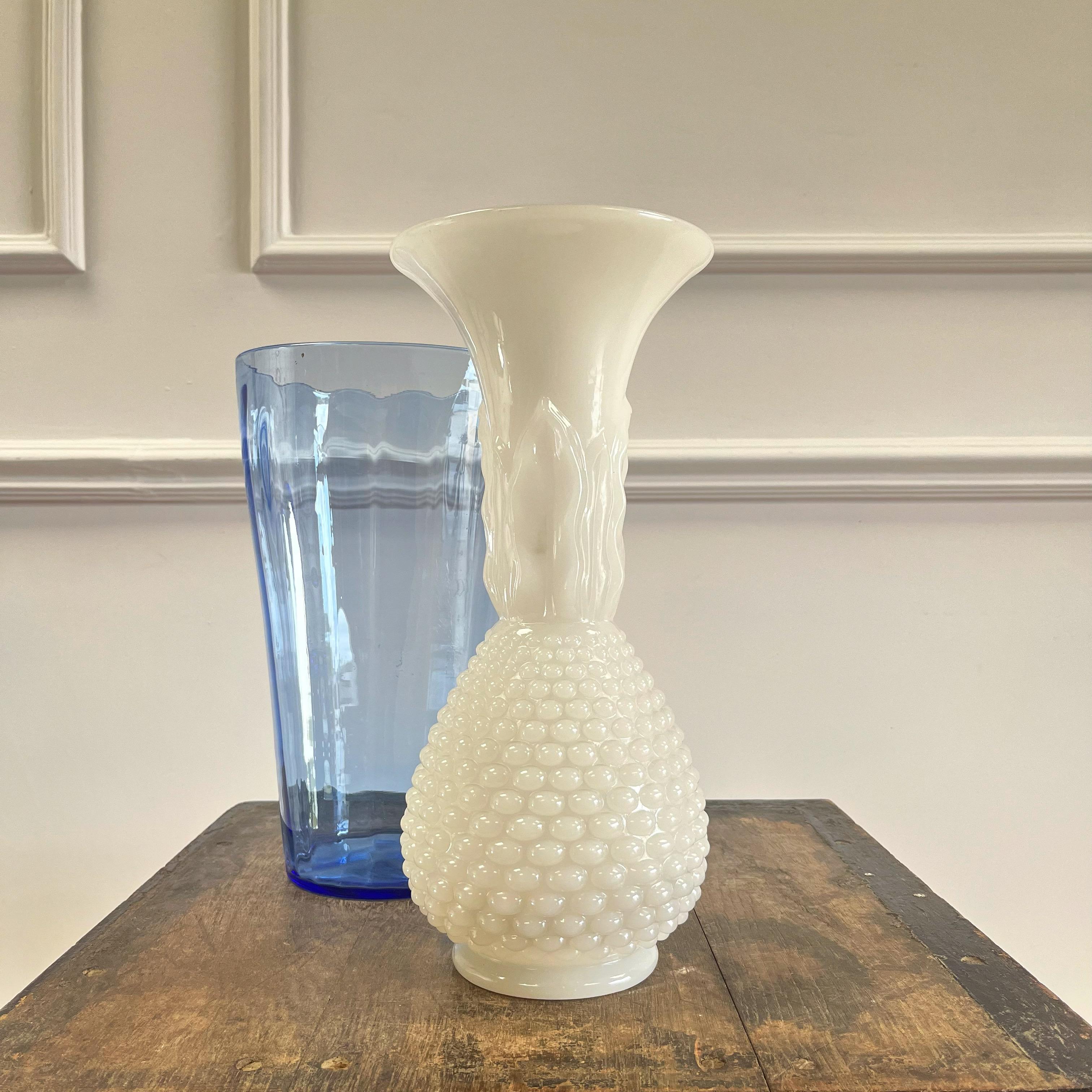 Verre opalin Vase à lys en opaline du milieu du Twentieth siècle en vente