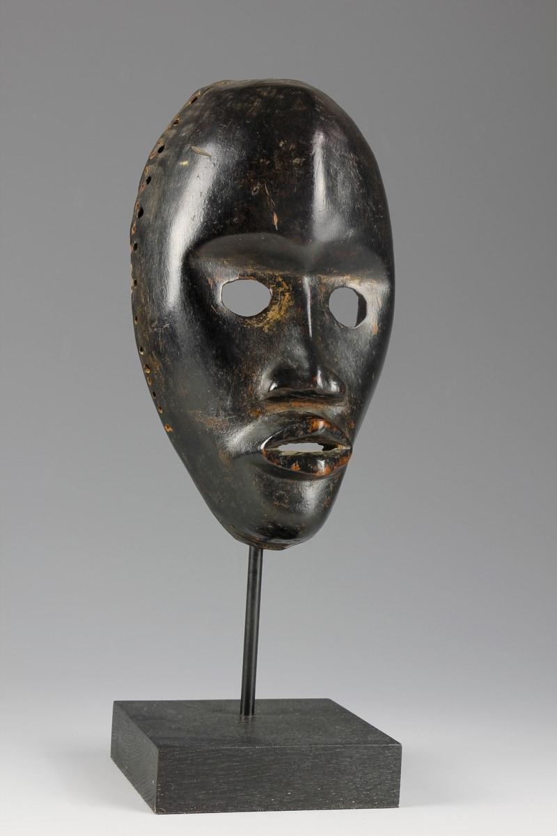 Carved Mid-Twentieth Century 'Zakpai' Mask  For Sale
