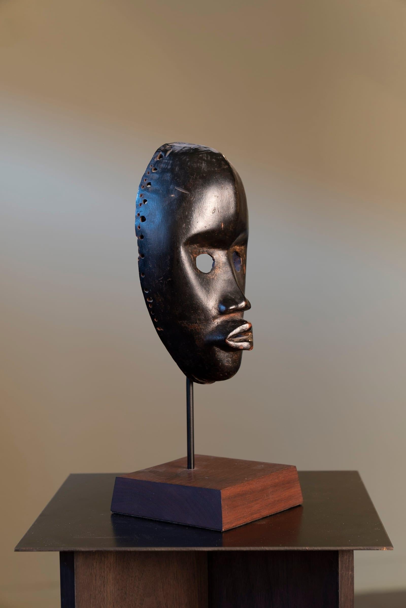 Hardwood Mid-Twentieth Century 'Zakpai' Mask  For Sale
