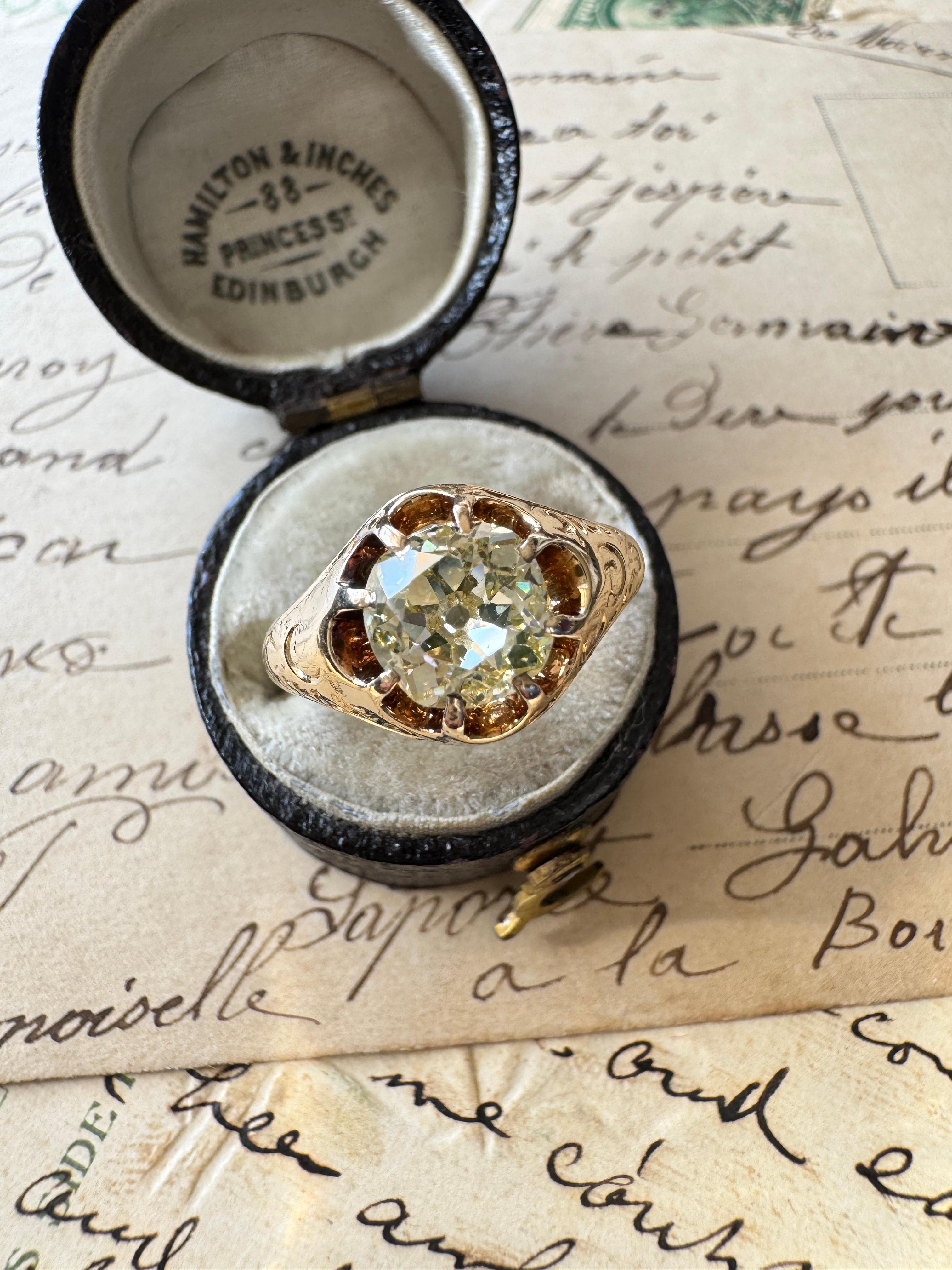 Dieser bezaubernde mittelviktorianische Ring zeigt einen 1,15 Karat schweren Diamanten im Minenschliff mit einem sanften, sonnengelben Schimmer in einer klassischen Butterblumenfassung (oder Belcher-Fassung). Der Diamant ist in den Schaft