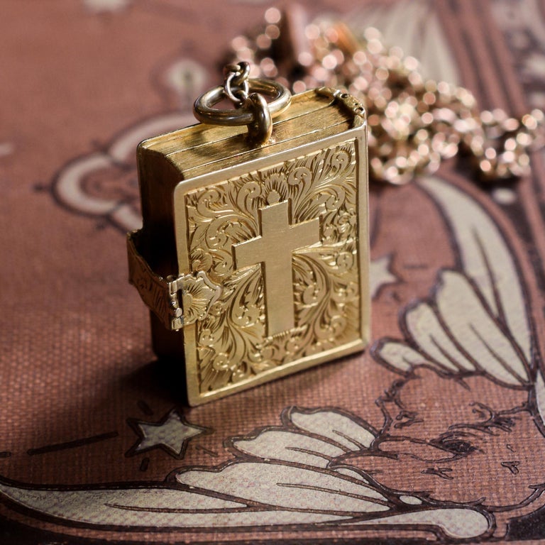 Mid-Victoriana 15 Karat Gold Bible Locket at 1stDibs