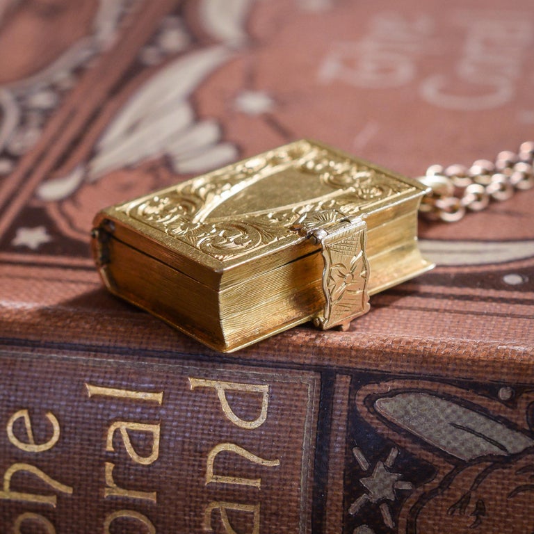 Mid-Victoriana 15 Karat Gold Bible Locket at 1stDibs