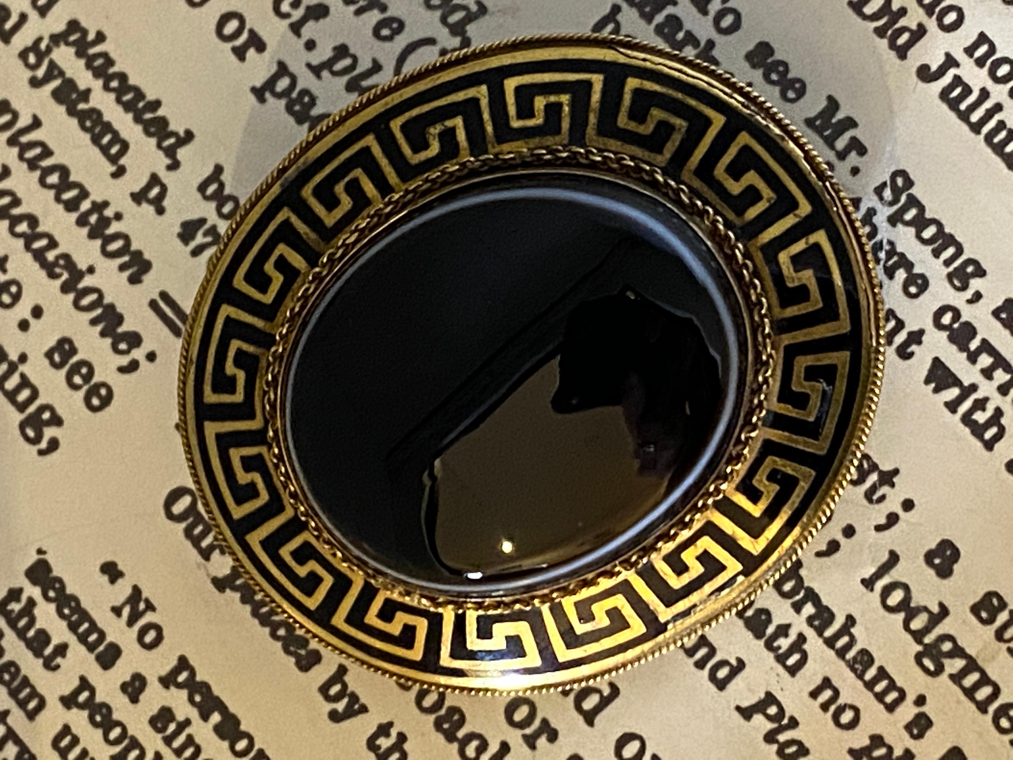 Victorien Broche méandre de deuil en or 9 carats, émail noir et agate, datant du milieu de l'ère victorienne en vente