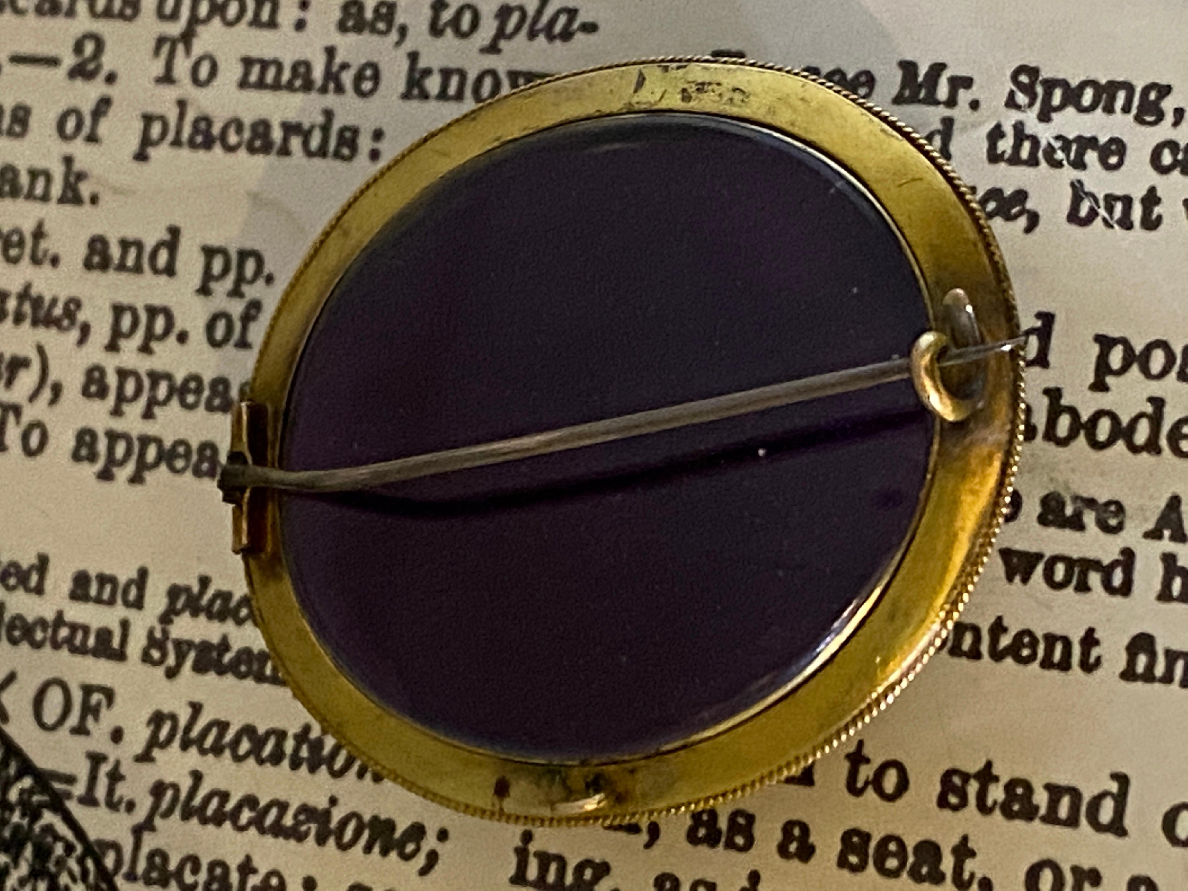 Taille ovale Broche méandre de deuil en or 9 carats, émail noir et agate, datant du milieu de l'ère victorienne en vente