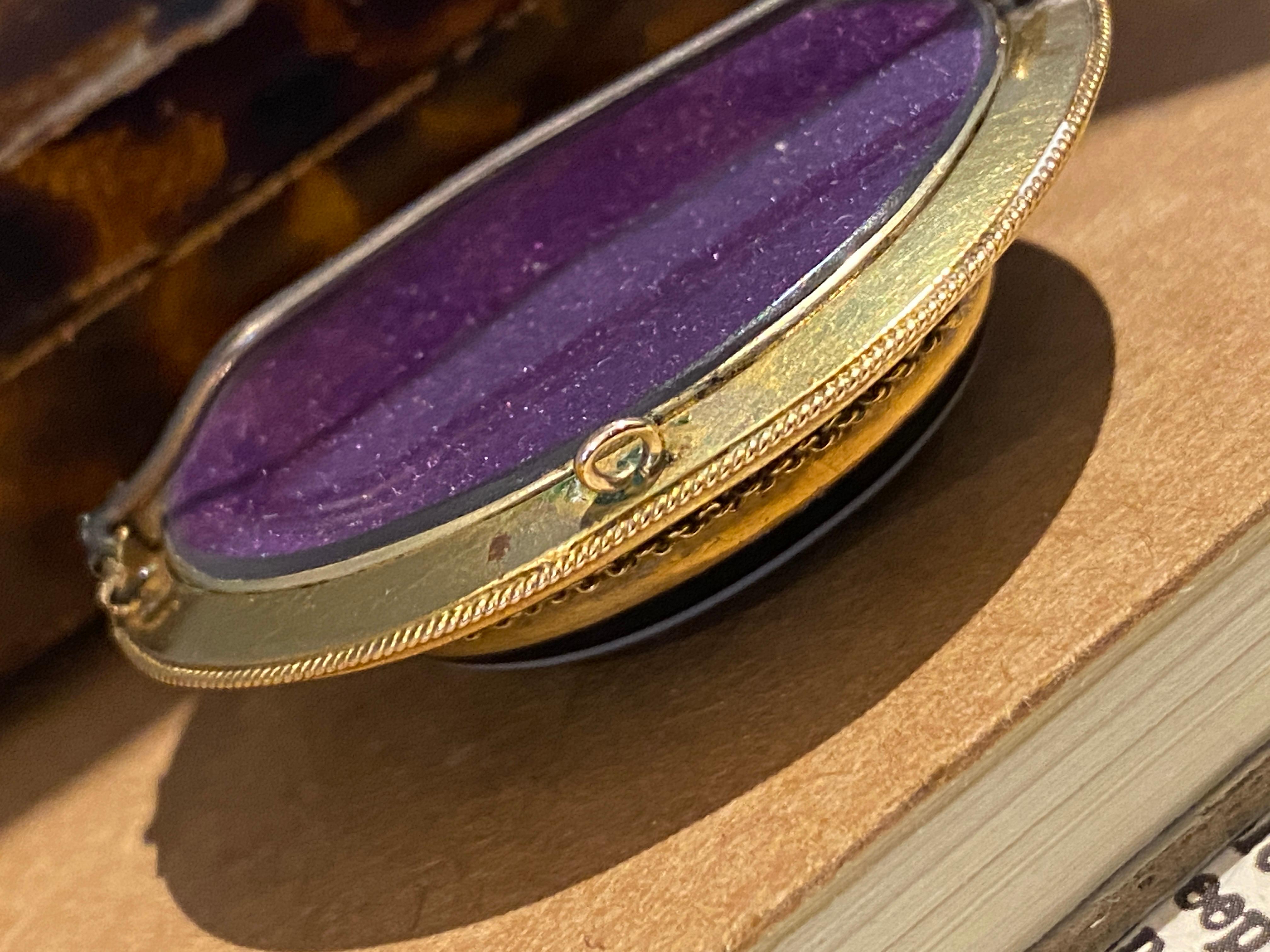 Broche méandre de deuil en or 9 carats, émail noir et agate, datant du milieu de l'ère victorienne Pour femmes en vente