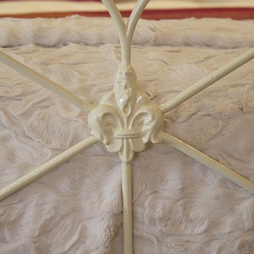 Mid-Victorian Bed in Cream In Good Condition In Wrexham, GB
