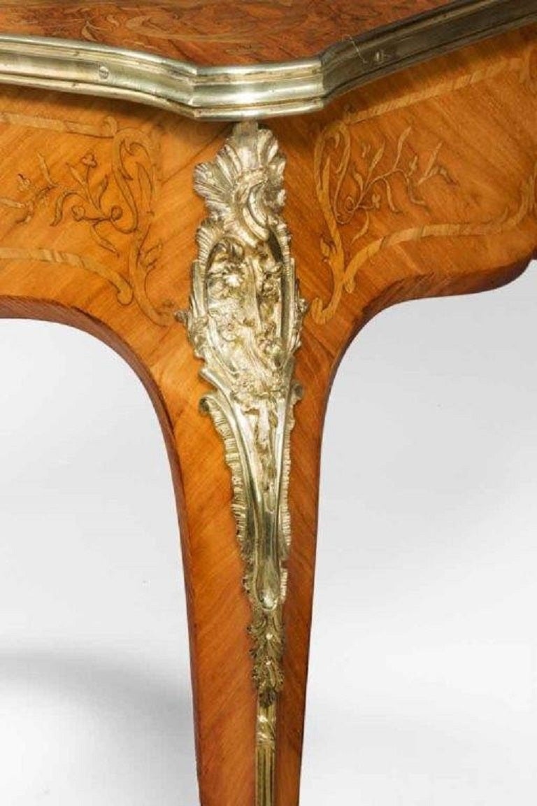 Ein feiner Schreibtisch aus der Mitte des viktorianischen Zeitalters aus Wurzelnuss, die Platte fein eingelegt mit Binsen und Ranken in der Königsholzborte, mit Ormolu-Beschlägen. Wird Thomas Holmes Baldock zugeschrieben.