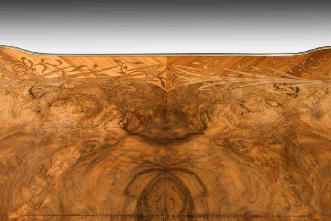 Schreibtisch aus Wurzelnussholz aus der Mitte des viktorianischen Jahrhunderts (Englisch) im Angebot