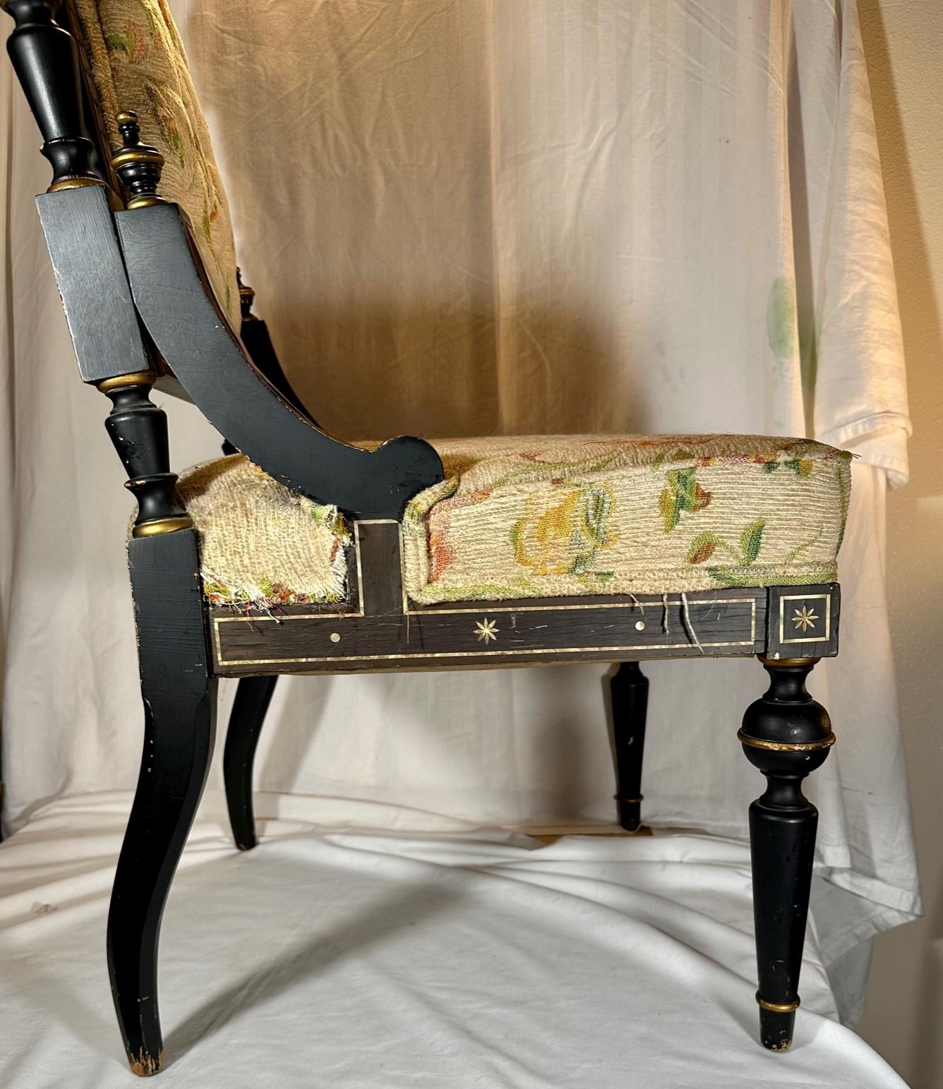 Chaise mi-victorienne ébonisée avec incrustation de nacre. Bon état - En vente à Vero Beach, FL