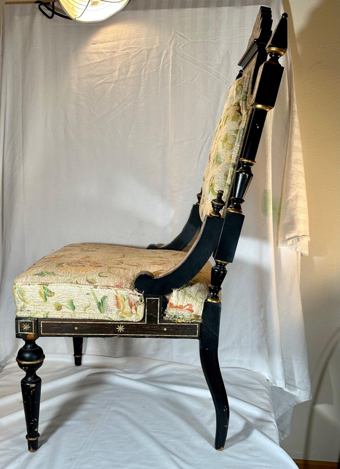 XIXe siècle Chaise mi-victorienne ébonisée avec incrustation de nacre. en vente