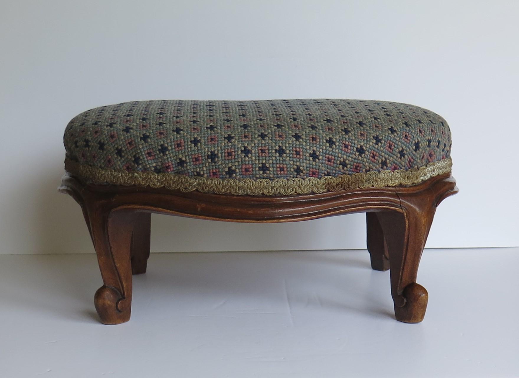Mid Victorian Footstool Oval Mahogany with Tapestry Style Woven Top, circa 1850 In Good Condition In Lincoln, Lincolnshire