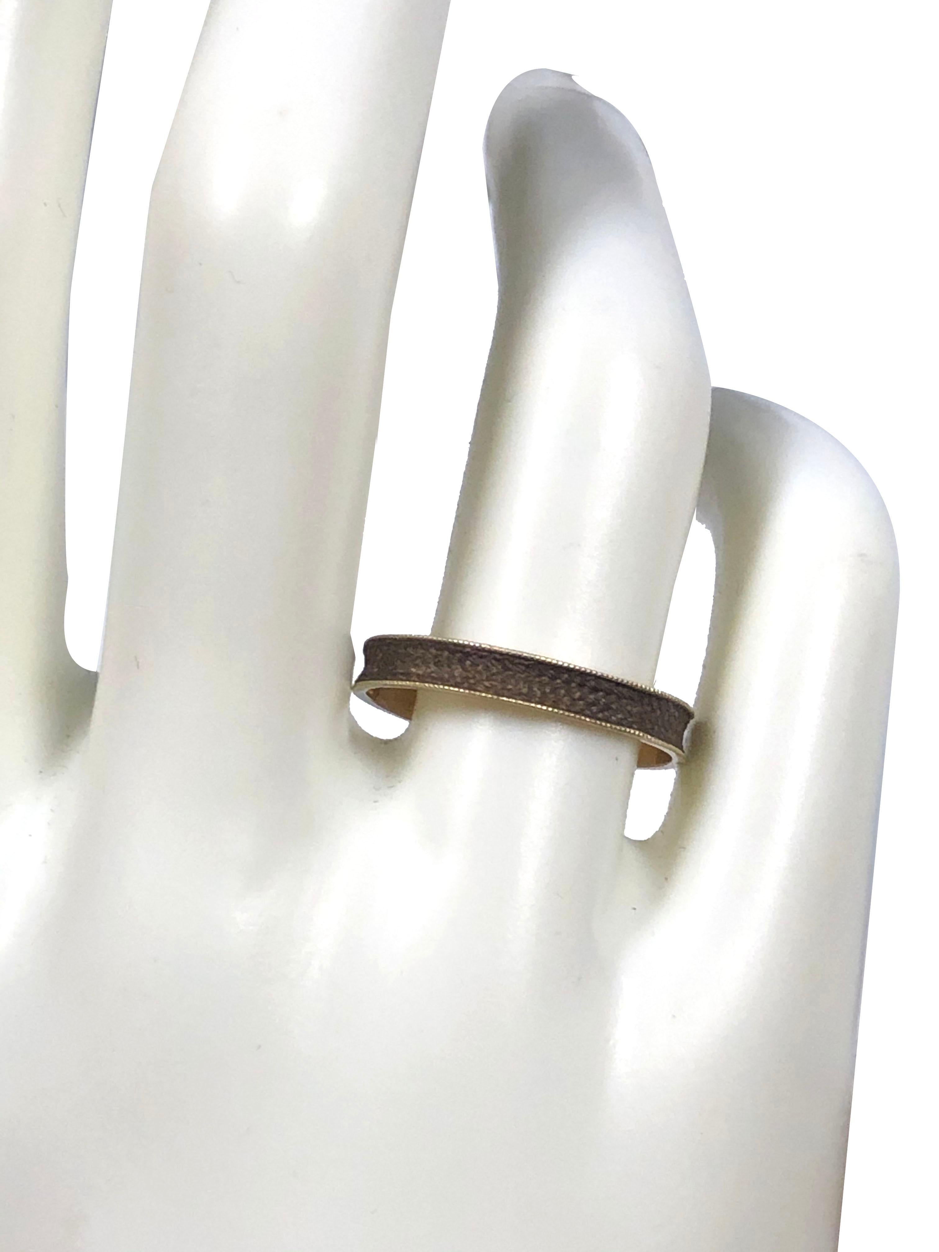 Mid Victorian Gold and Woven Hair Mourning Memorial Band Ring In Excellent Condition For Sale In Chicago, IL