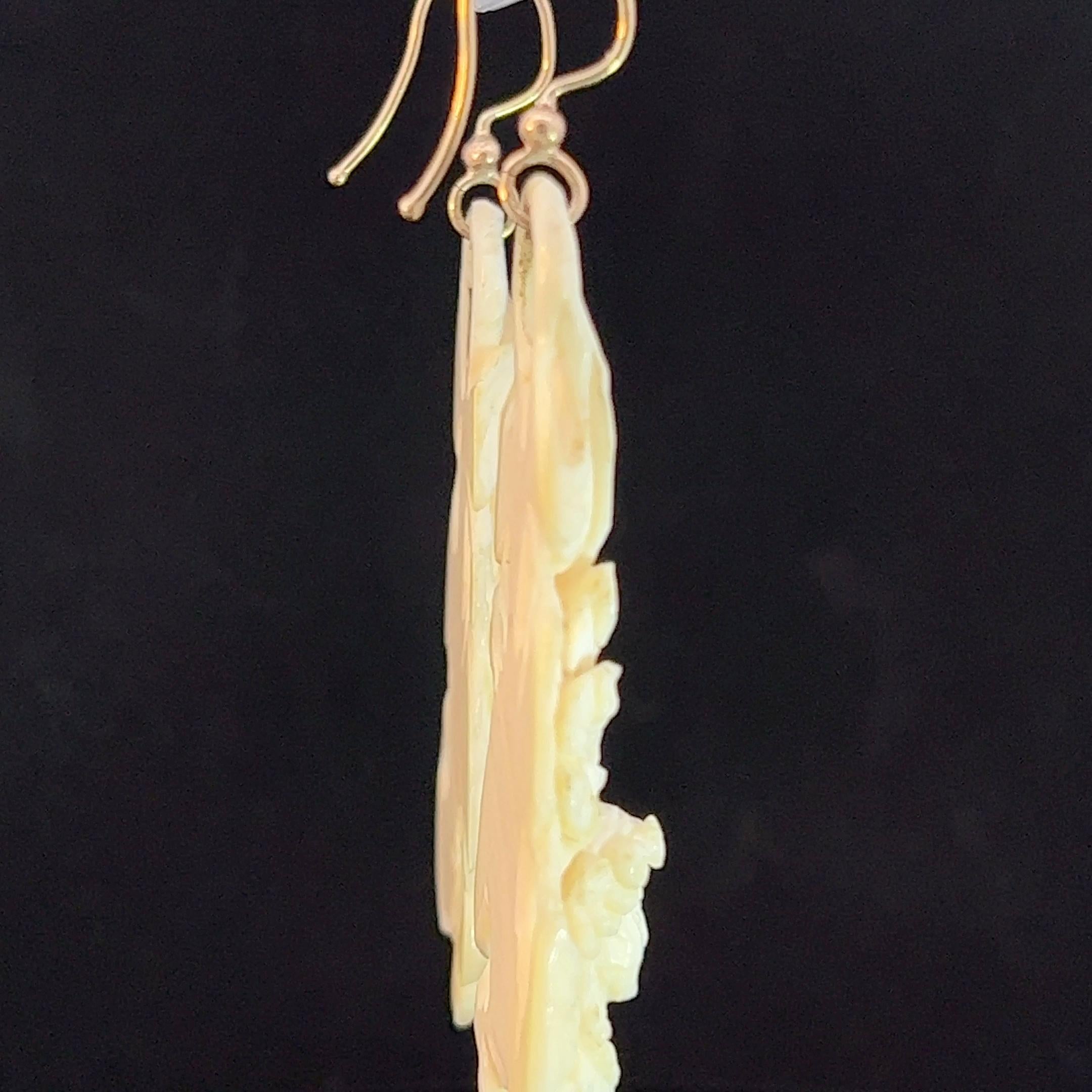Boucles d'oreilles longues en ivoire sculpté à la main Vers 1870 en vente 2