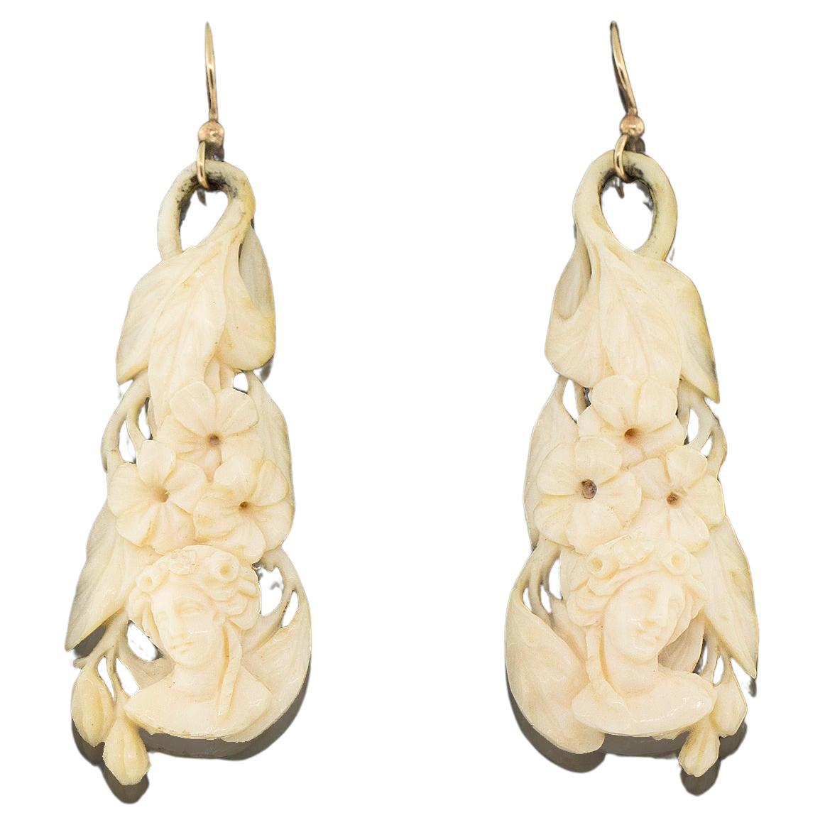 Boucles d'oreilles longues en ivoire sculpté à la main Vers 1870 en vente