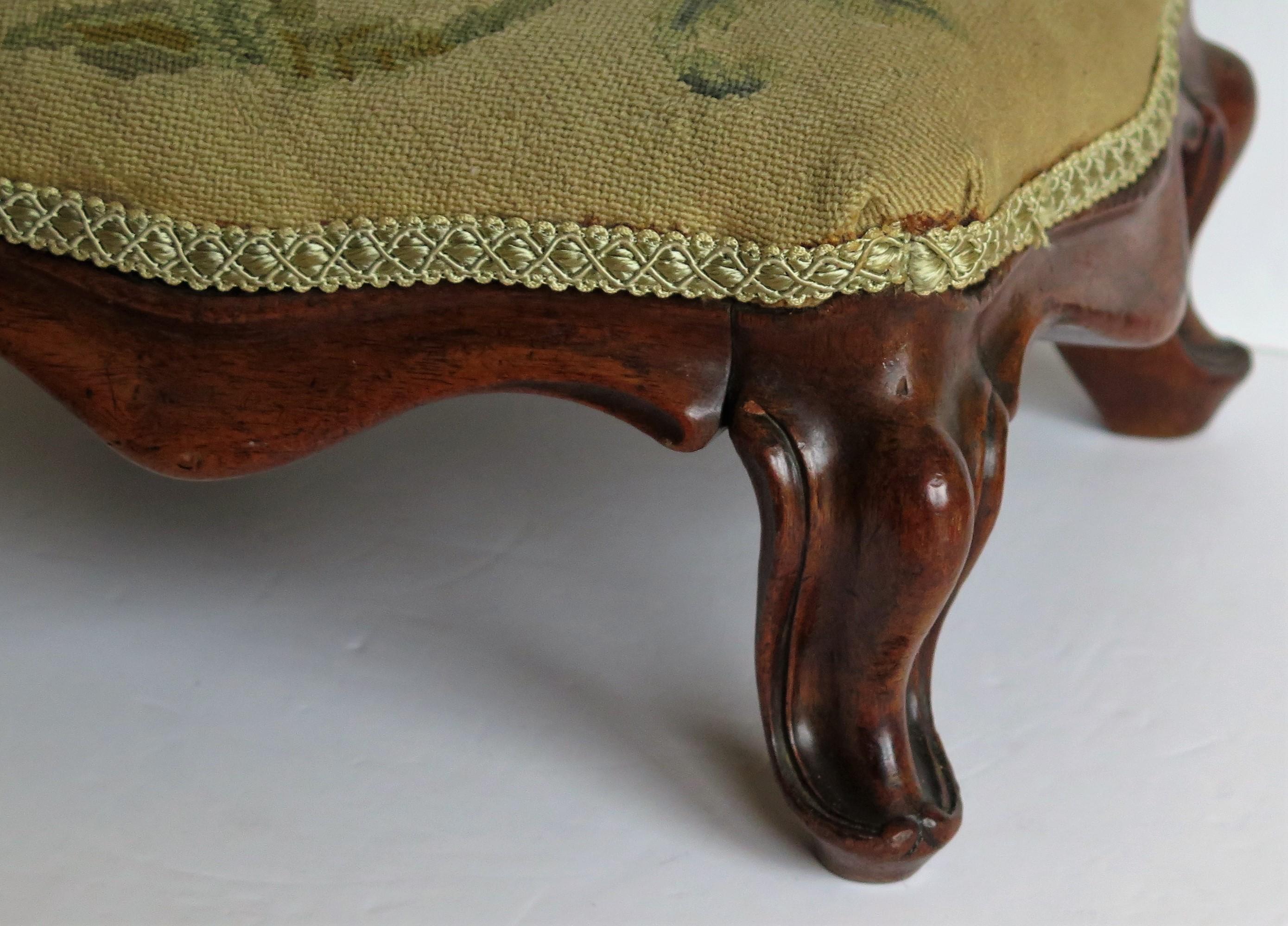 Mid-Victorian walnut Footstool Cabriole Legs & woven Tapestry Top, circa 1850 3