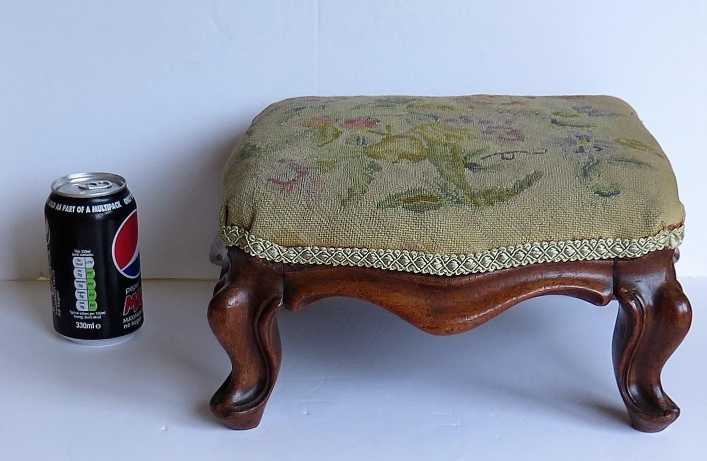 Mid-Victorian walnut Footstool Cabriole Legs & woven Tapestry Top, circa 1850 7