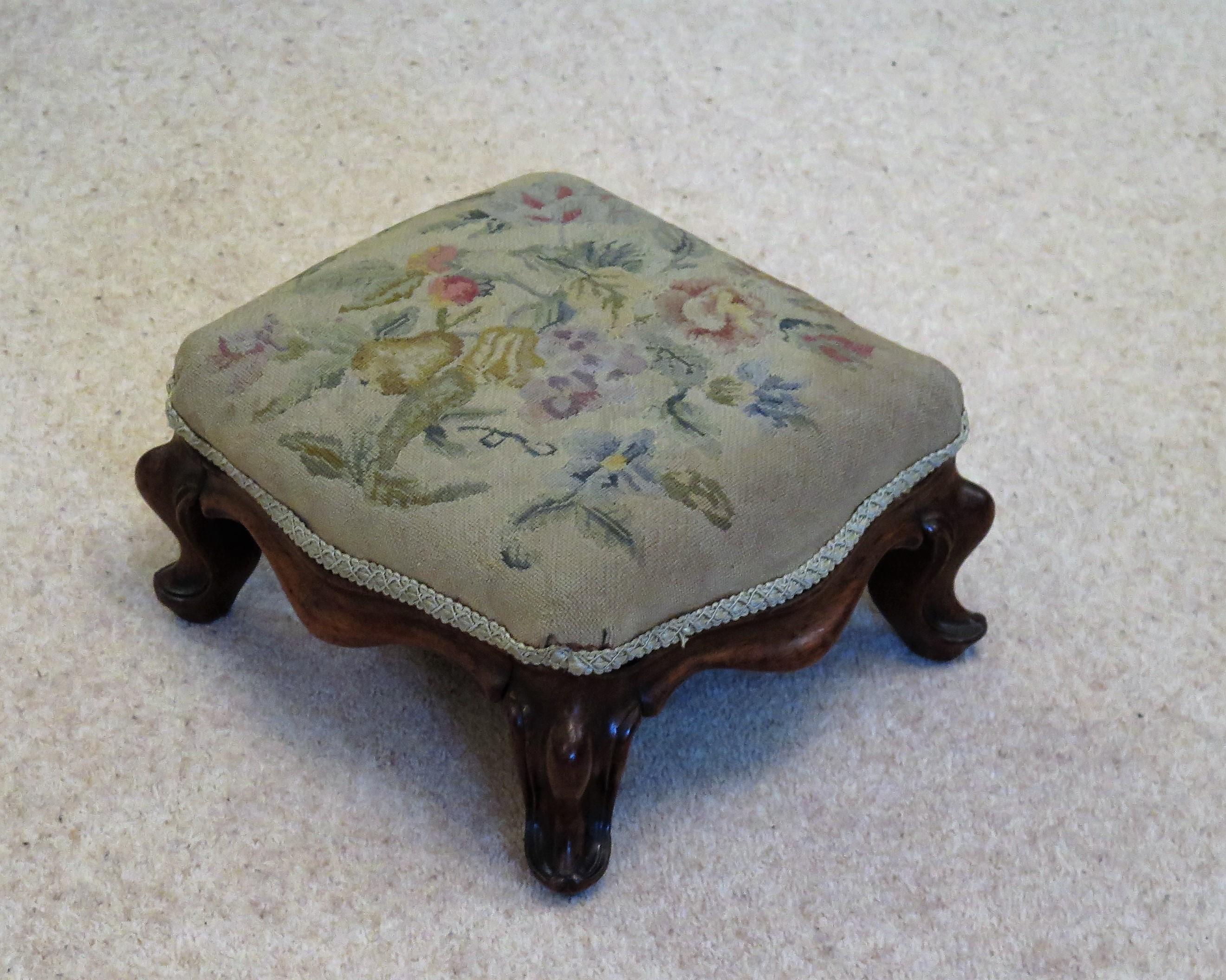 Mid-Victorian walnut Footstool Cabriole Legs & woven Tapestry Top, circa 1850 8