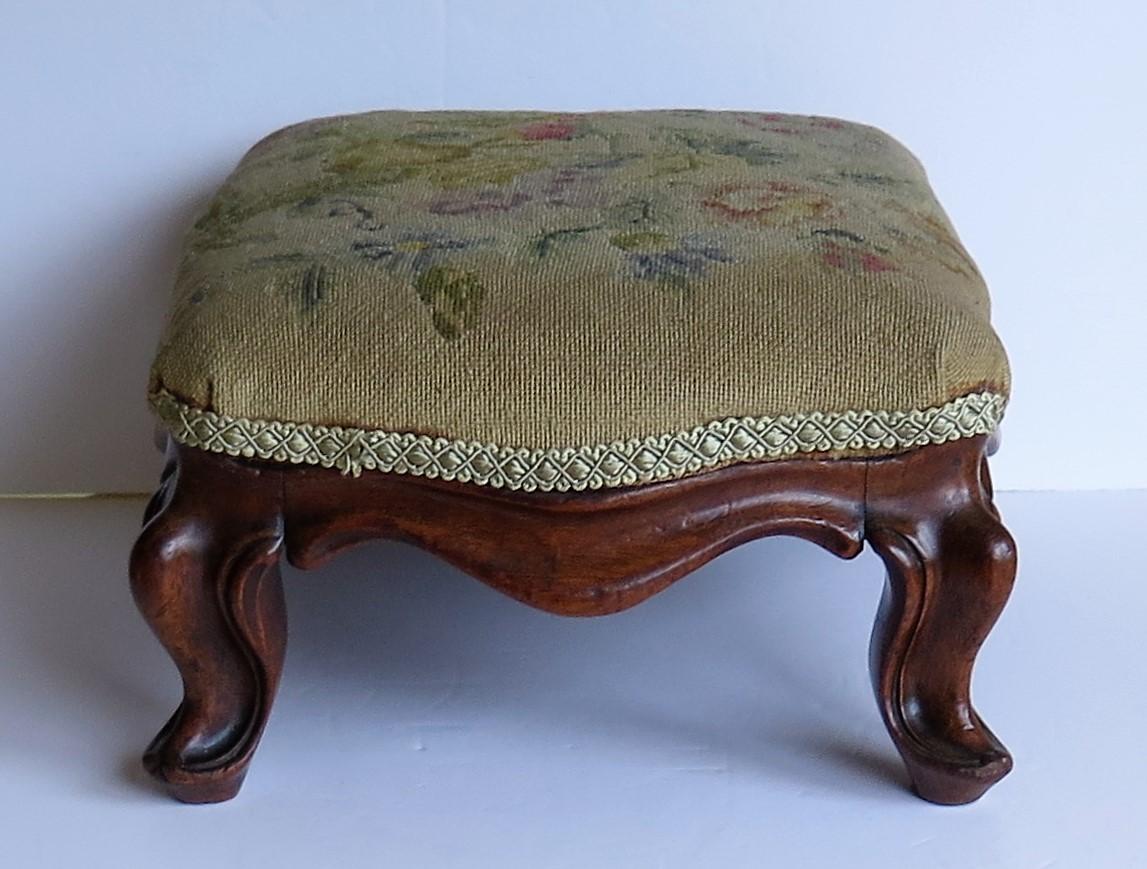 Mid-Victorian walnut Footstool Cabriole Legs & woven Tapestry Top, circa 1850 In Good Condition In Lincoln, Lincolnshire