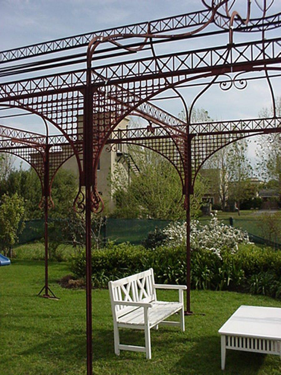 Mid-Victorian Moorish Wrought & Cast Iron Pergola or Decorative Garden Structure In Good Condition For Sale In London, GB