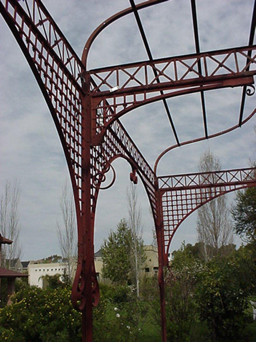 Pergola moresca in ferro battuto e ghisa di epoca medio-vittoriana o struttura decorativa per il giardino in vendita 1