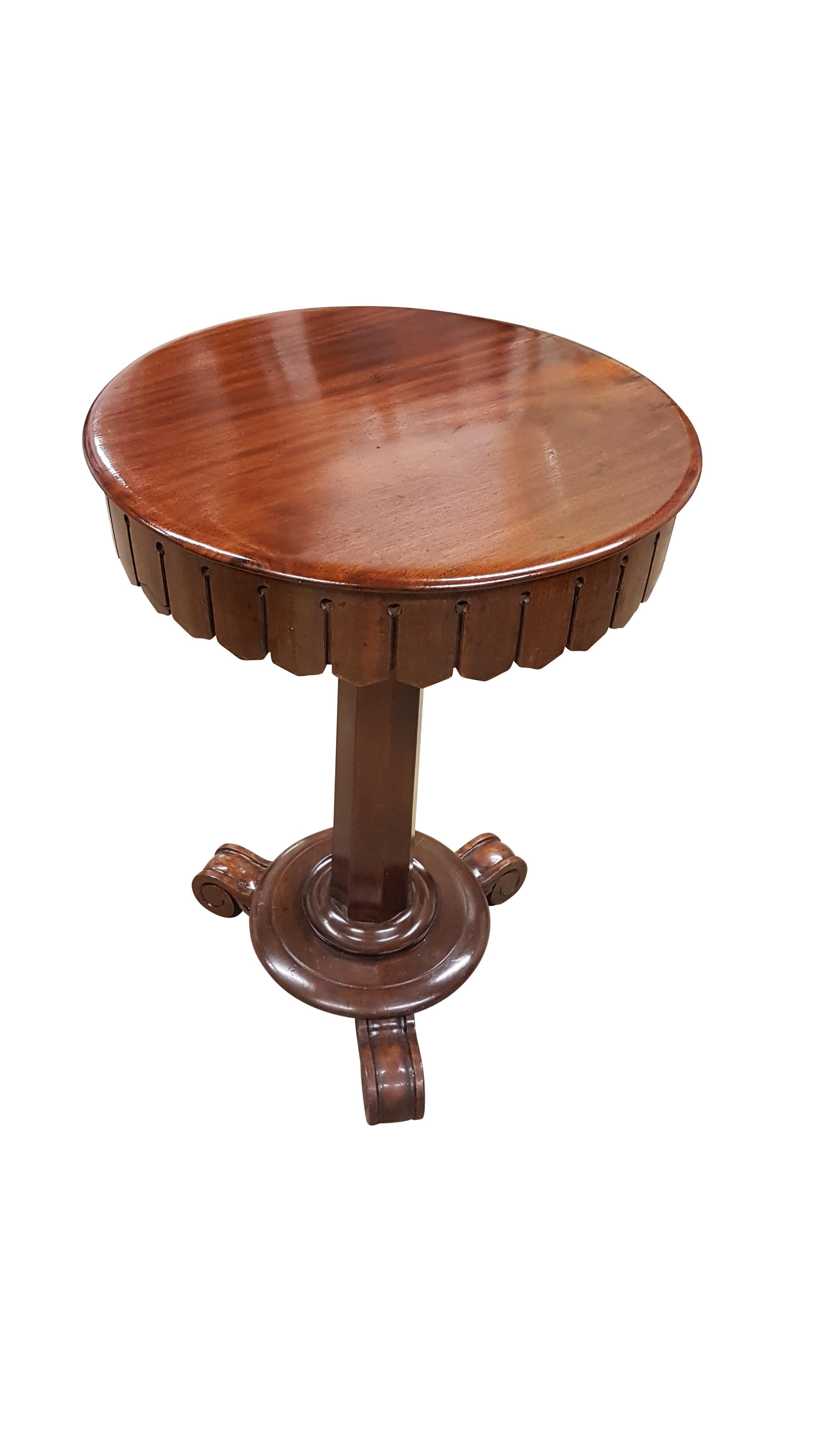 Mid Victorian Rise and Fall Table in Mahogany (Hochviktorianisch) im Angebot