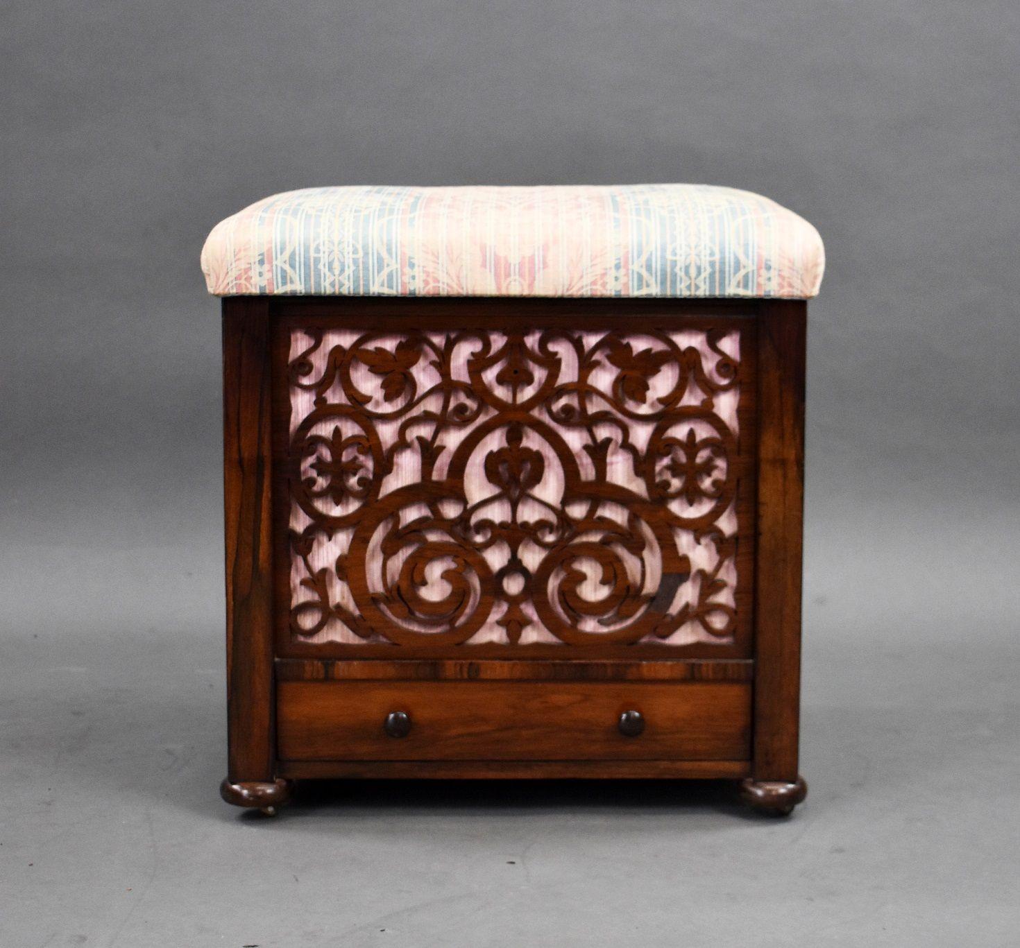 Ottomana in legno di palissandro di epoca medio-vittoriana, in buone condizioni, con tappezzeria rosa e blu pastello, traforo su ogni lato e cassetto singolo alla base con coperchio sollevabile a cerniera per riporla.