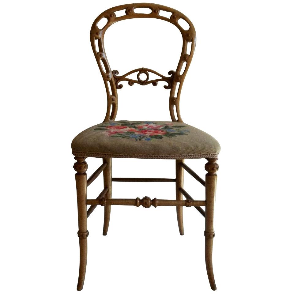 Mid-viktorianischer Beistellstuhl, fein handgeschnitzt mit Sitz aus Wolle, um 1850