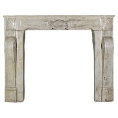 Entourage de cheminée en travertin beige de l'époque médiévale pour décor vintage éclectique