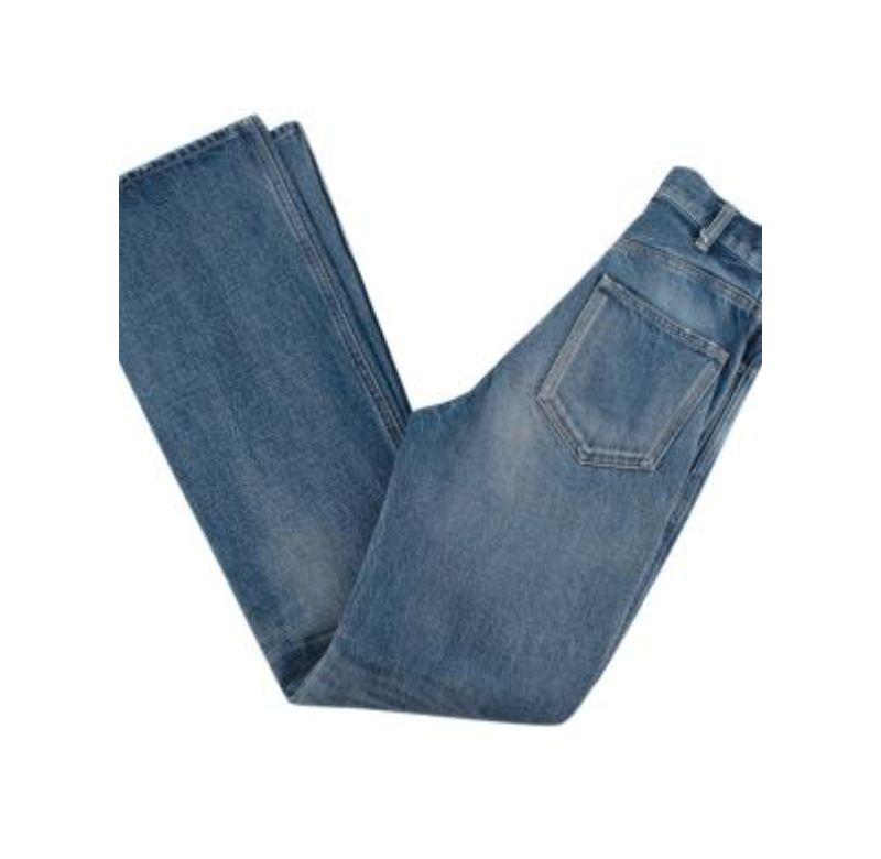 Celine Mid-Wash Kette Detail Margaret Jeans
 
 - Hoch geschnittene Jeans mit geradem Bein und einer goldfarbenen Metallkette am Bund
 -Fünf Taschen 
 -Celine Jeans mit eingraviertem Reißverschluss und Knopf
 
 MATERIALIEN: 
 100% Baumwolle
 

