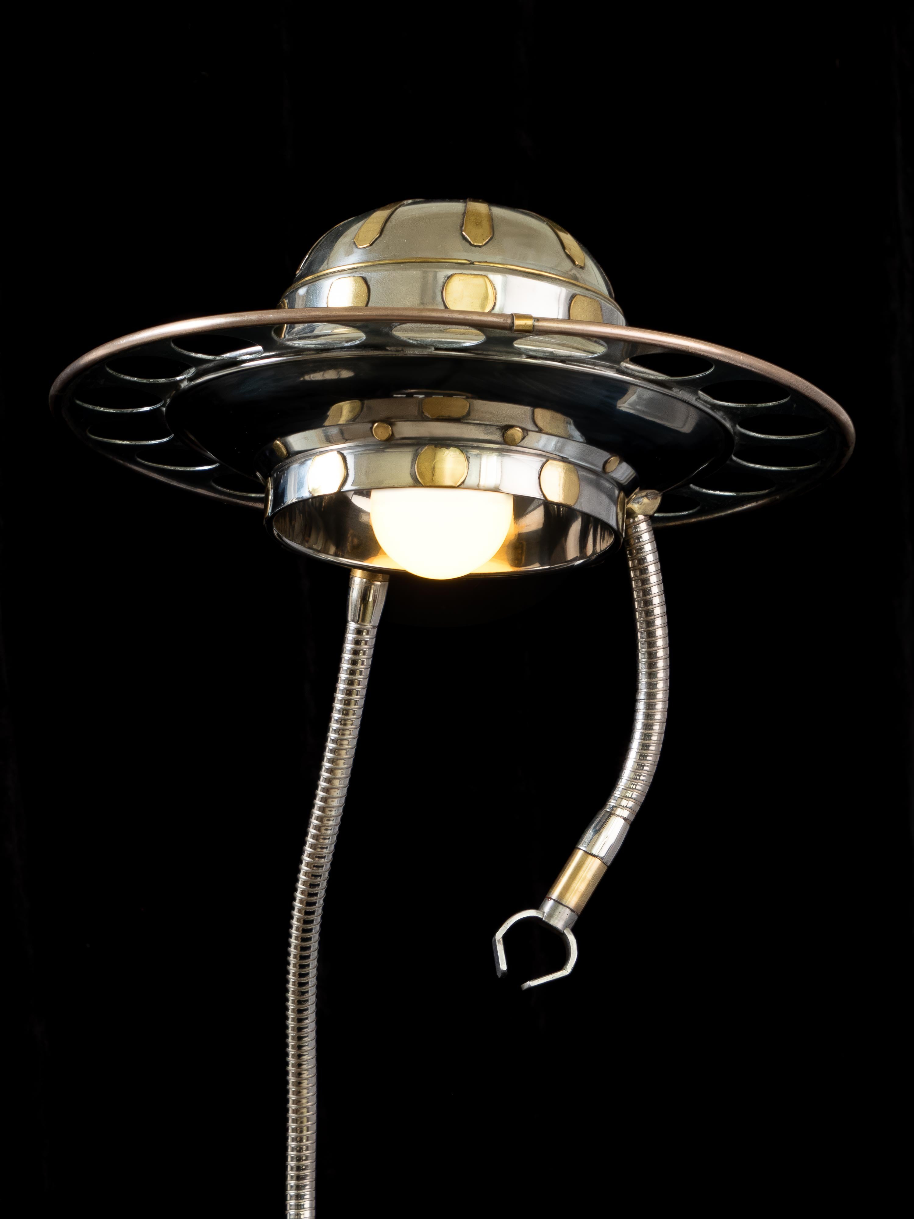 Ère spatiale UFO Abduction by Sam Rush, Une lampe de bureau faite à la main en hommage à la science-fiction des années 1950 en vente