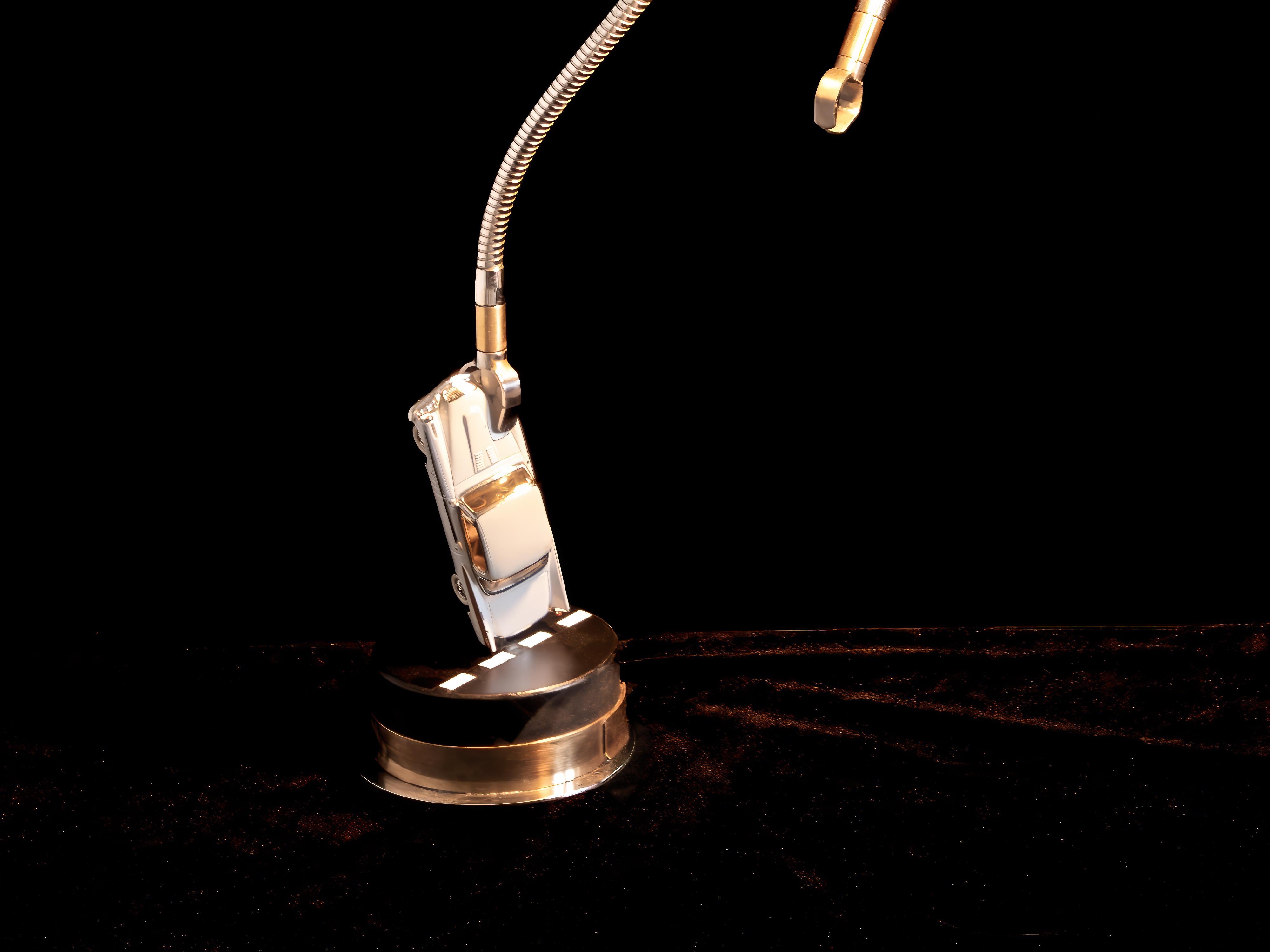 Anglais UFO Abduction by Sam Rush, Une lampe de bureau faite à la main en hommage à la science-fiction des années 1950 en vente