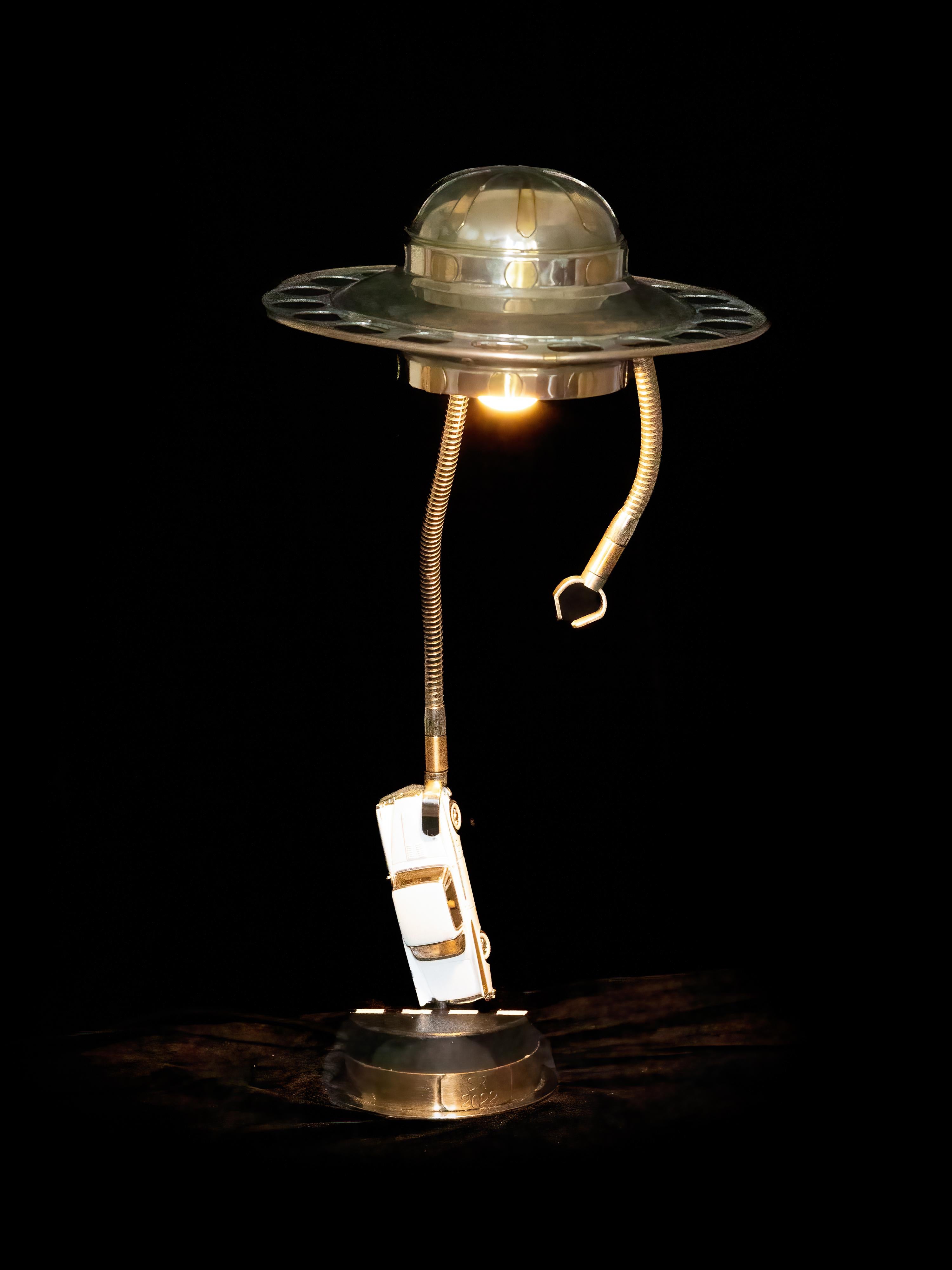 Soudé UFO Abduction by Sam Rush, Une lampe de bureau faite à la main en hommage à la science-fiction des années 1950 en vente