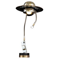 UFO Abduction von Sam Rush, Eine handgefertigte Schreibtischlampe als Hommage an die Sci-Fi der 1950er Jahre