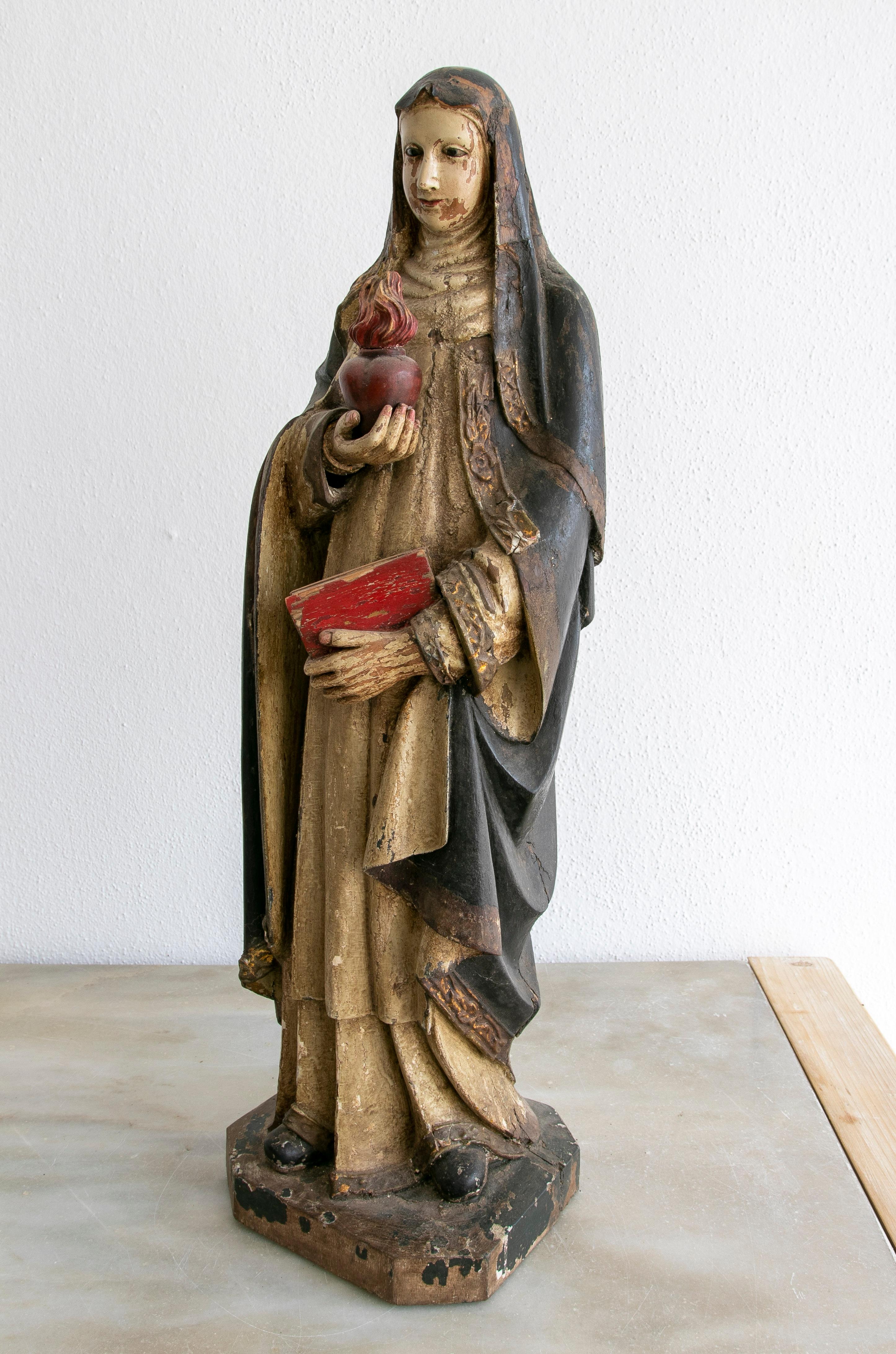 Antike spanische, handgeschnitzte und bemalte Holzskulptur der Jungfrau Maria vom Heiligen Herzen mit Glasaugen aus der Mitte des 19. Jahrhunderts.