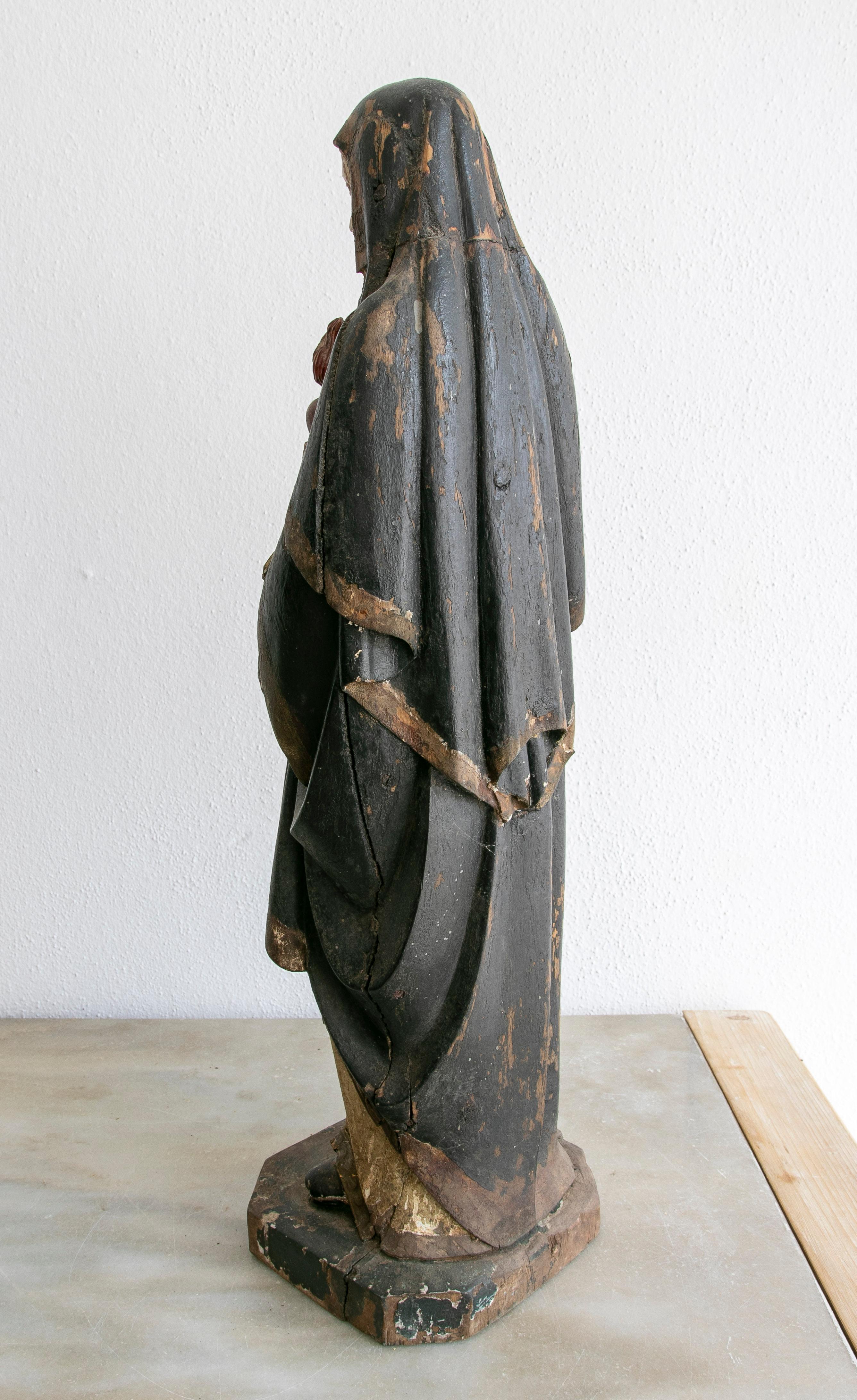 Spanische, bemalte Holzskulptur der heiligen Jungfrau Maria aus der Mitte des 19. Jahrhunderts im Zustand „Gut“ im Angebot in Marbella, ES