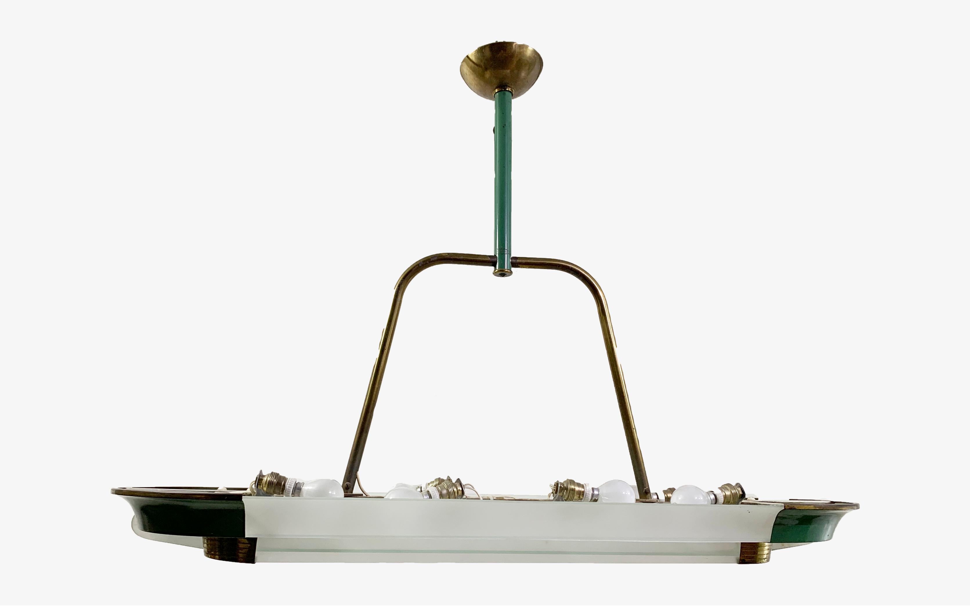 Lampada a sospensione Art Deco vintage di forma ovale con 2 applique. La lampada a sospensione ha un paralume metallico con pannelli di vetro smerigliato e scanalato. 
Le dimensioni e la forma sono perfette per essere appese sopra un tavolo da