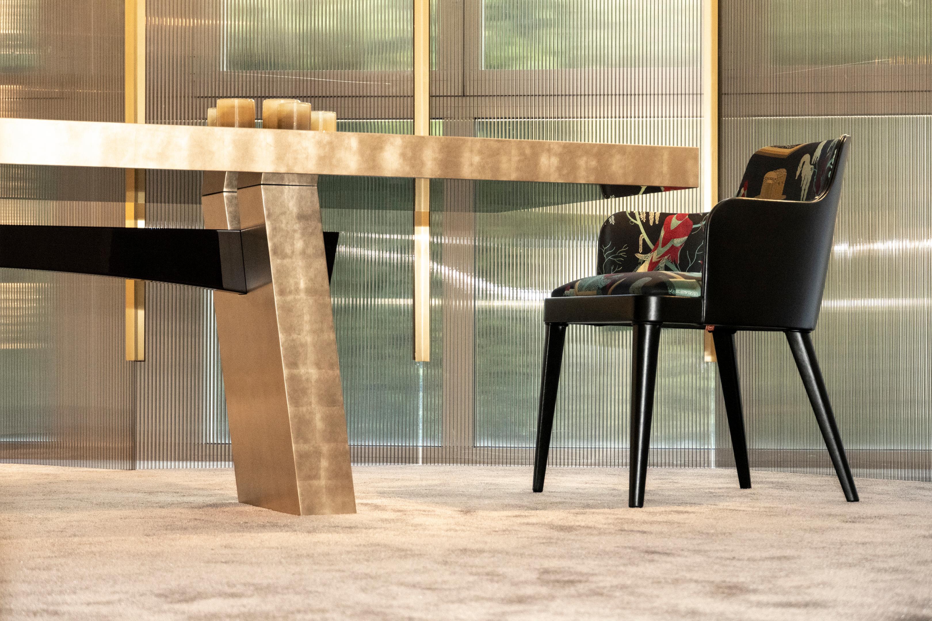 Midas 320 Gold Leaf And Ombra Glossy Lacquer Beam Dining Table by Casa Casati In New Condition For Sale In Geneve, CH