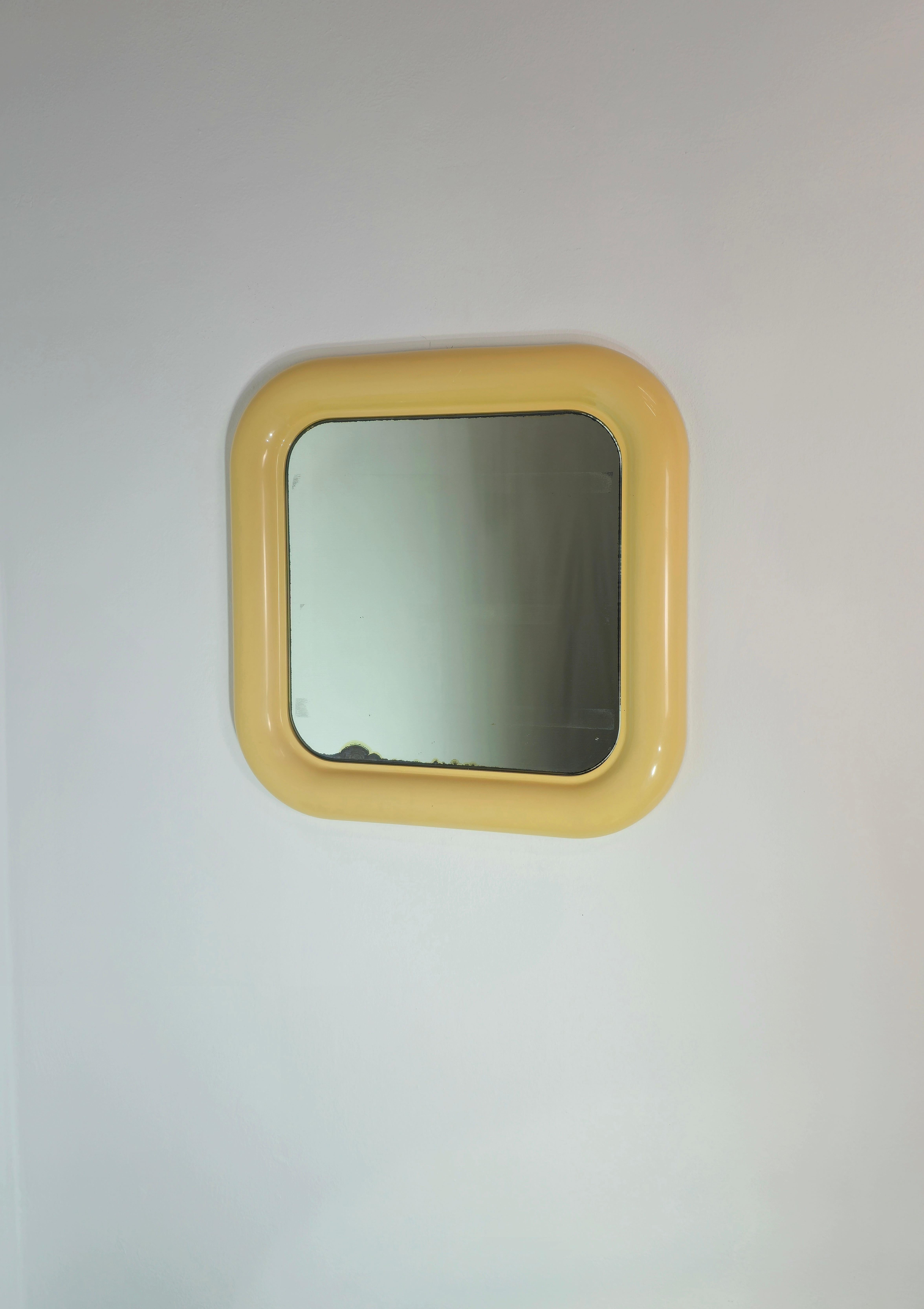 Espejo Artemide Milano Modelo Delfo de Sergio Mazza. Estructura totalmente de plástico beige. Como se muestra en la foto posterior, puedes ver dos carcasas, una central y la segunda en una esquina. Esto permite dos posiciones diferentes del