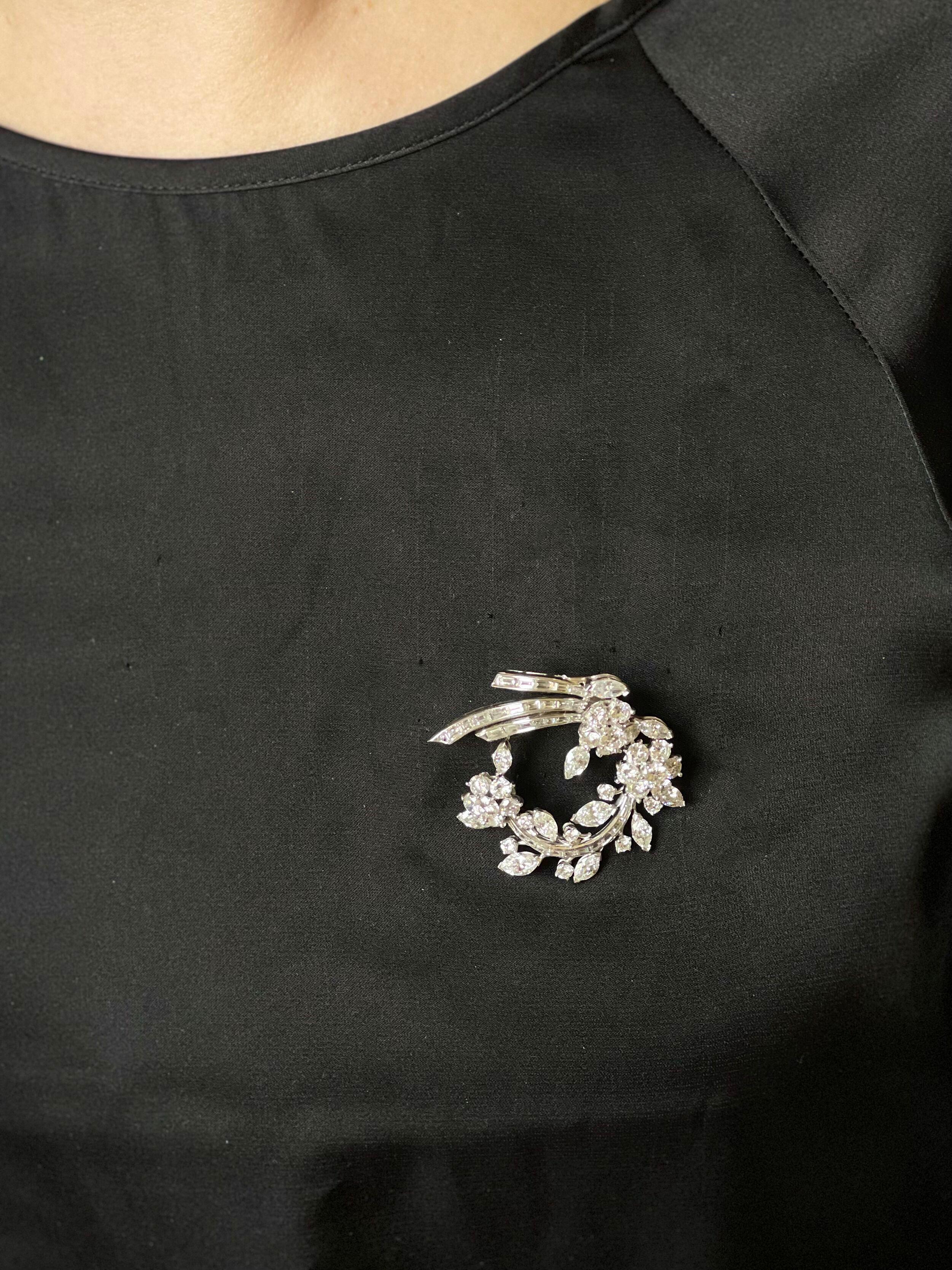 Beeindruckende Platinbrosche aus der Mitte des Jahrhunderts mit Diamanten im Baguette-, Marquise- und Rundschliff - insgesamt ca. 10 Karat, SI1/H-I. Brosche misst 1 5/8