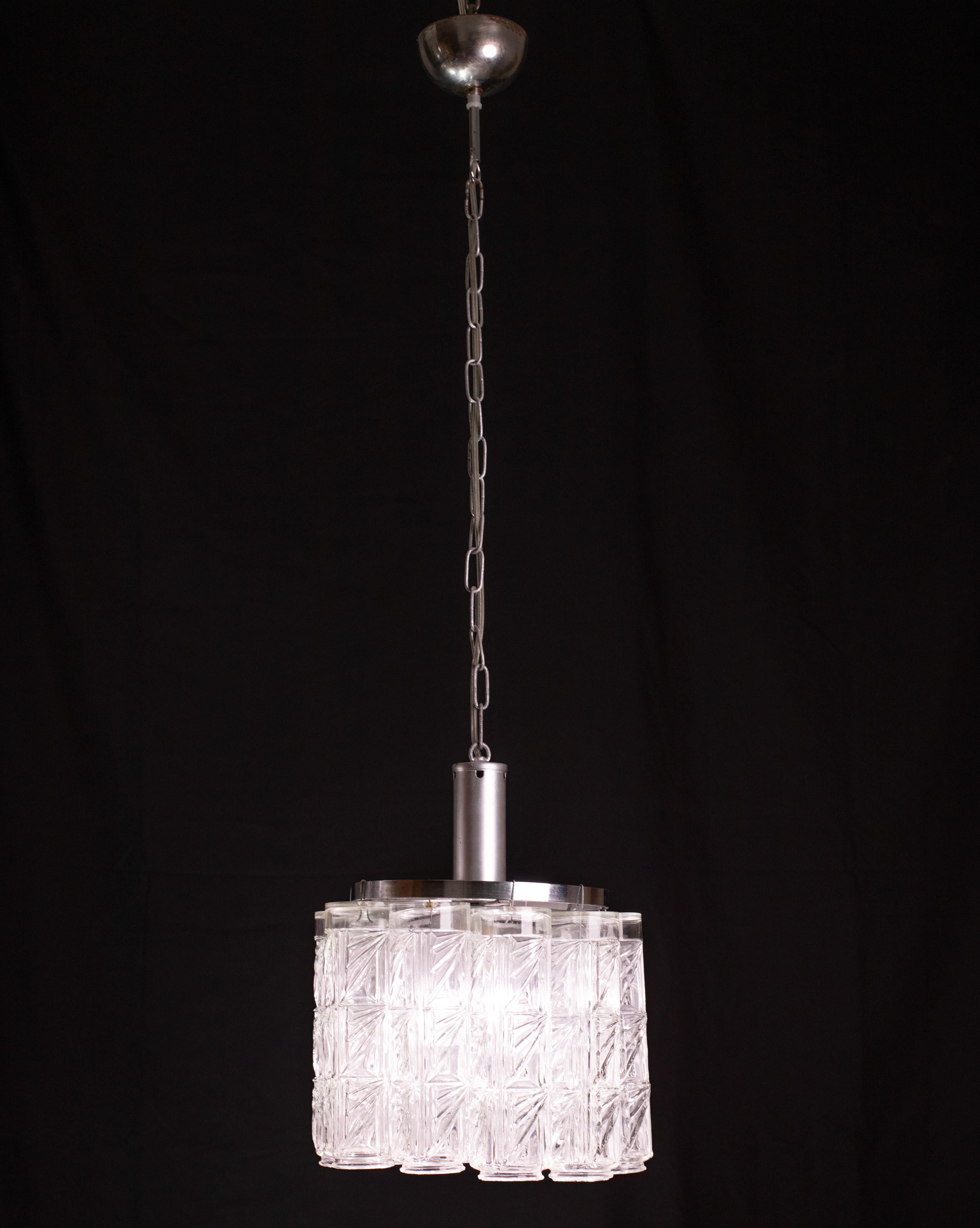 1960s Murano chandelier 10 transparent logs.
The chandelier currently mounts 1 light, possible to rewire for Usa standard.
The total height of the chandelier measures 105 centimetres with chain, 40 centimetres without chain, the diameter measures 31