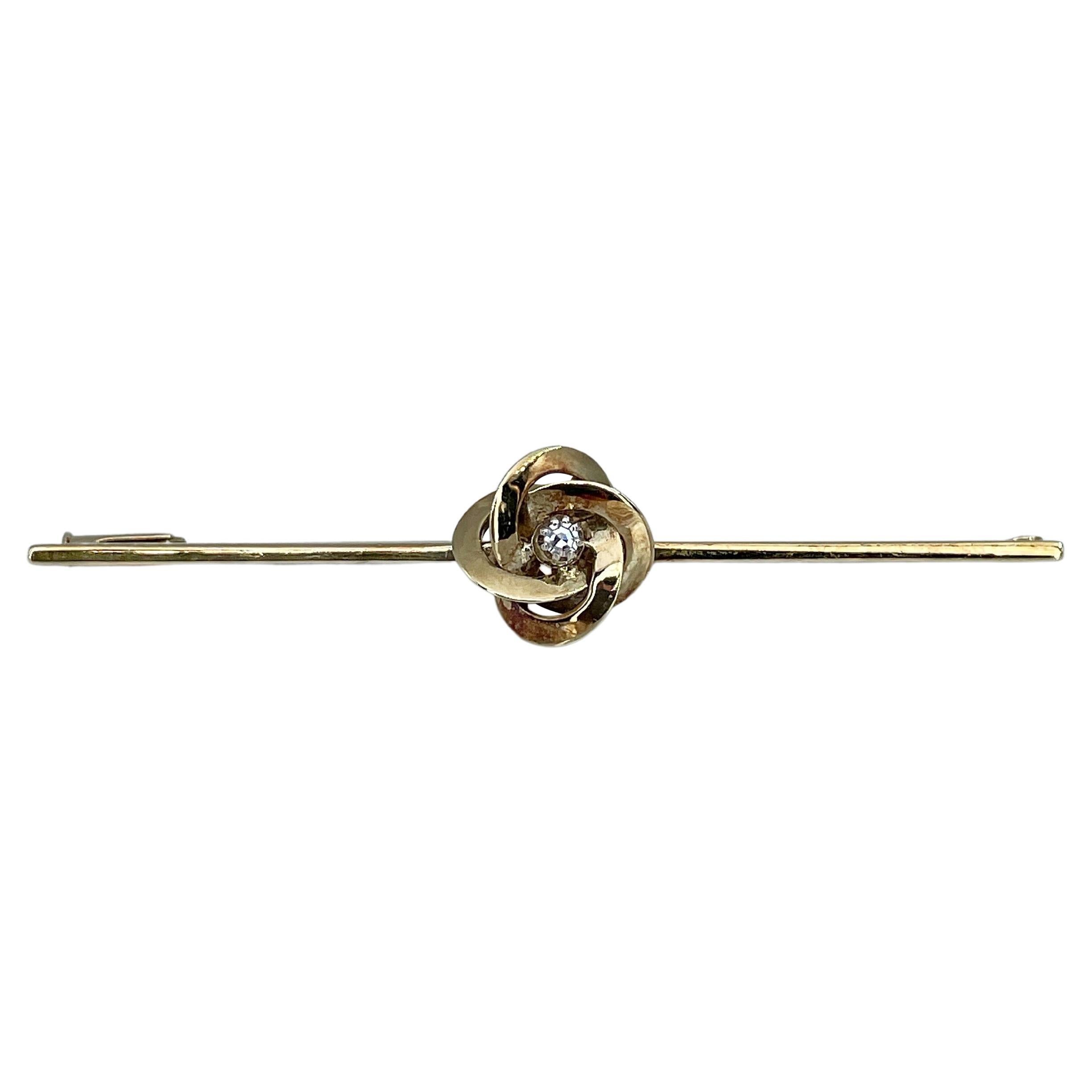 Mitte des Jahrhunderts 14 Karat Gold 0,03 Karat Diamant Love Knot Bar-Brosche
