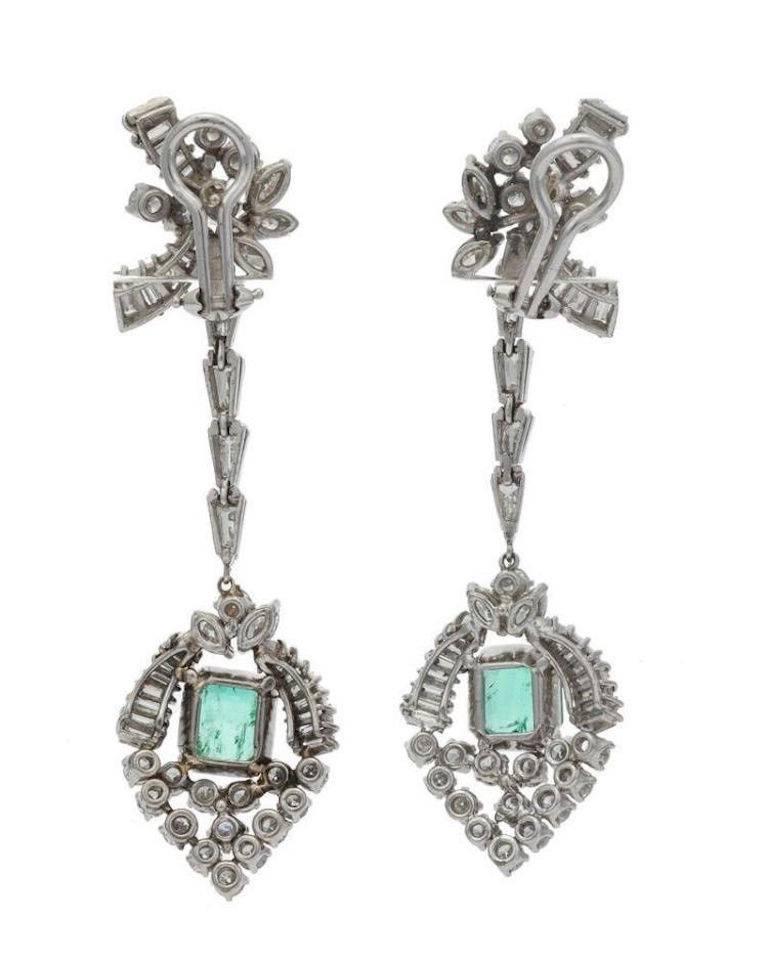 Retro Midcentury 14 Karat Gold Estate Pair of 7 Carat VS Diamond Emerald Earrings For Sale