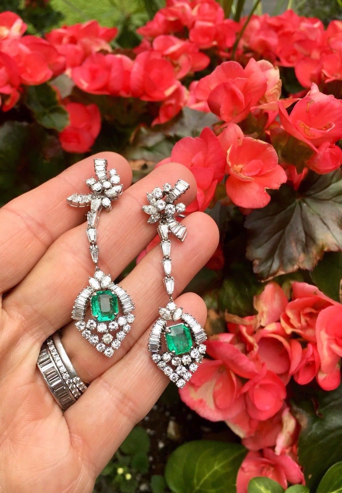 Midcentury 14 Karat Gold Estate Pair of 7 Carat VS Diamond Emerald Earrings For Sale 1