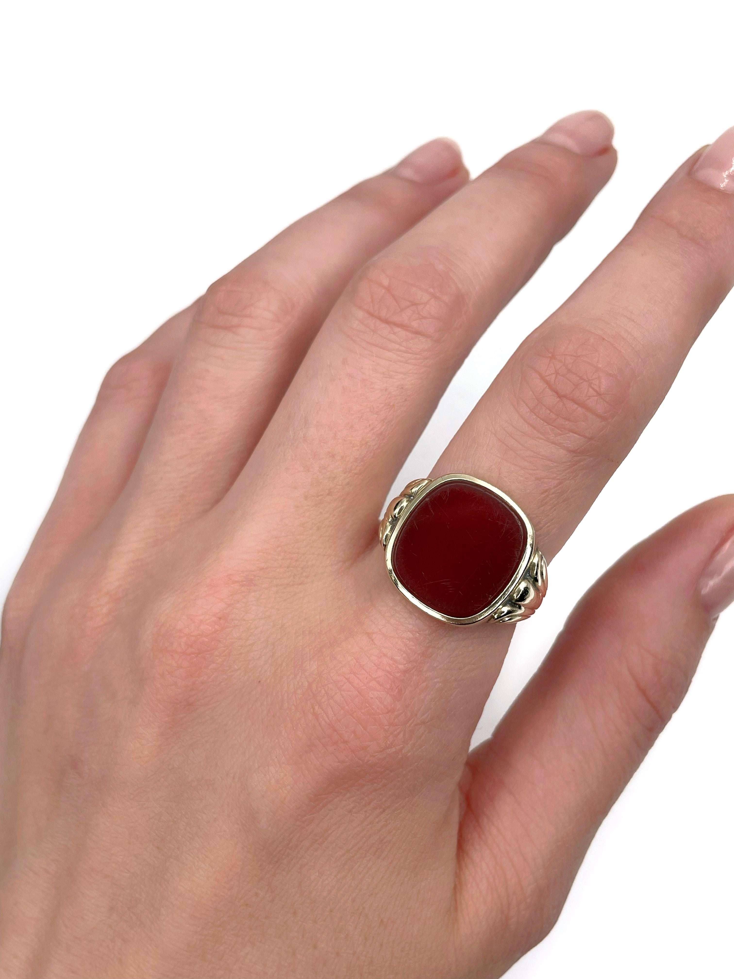 This is a vintage signet ring crafted in 14K slightly yellow gold. The piece features a rectangle carnelian. The surface has minor scratches. 

Weight: 6.69g
Size: 19 (US 9)

IMPORTANT: please ask about the possibility to resize before purchase.